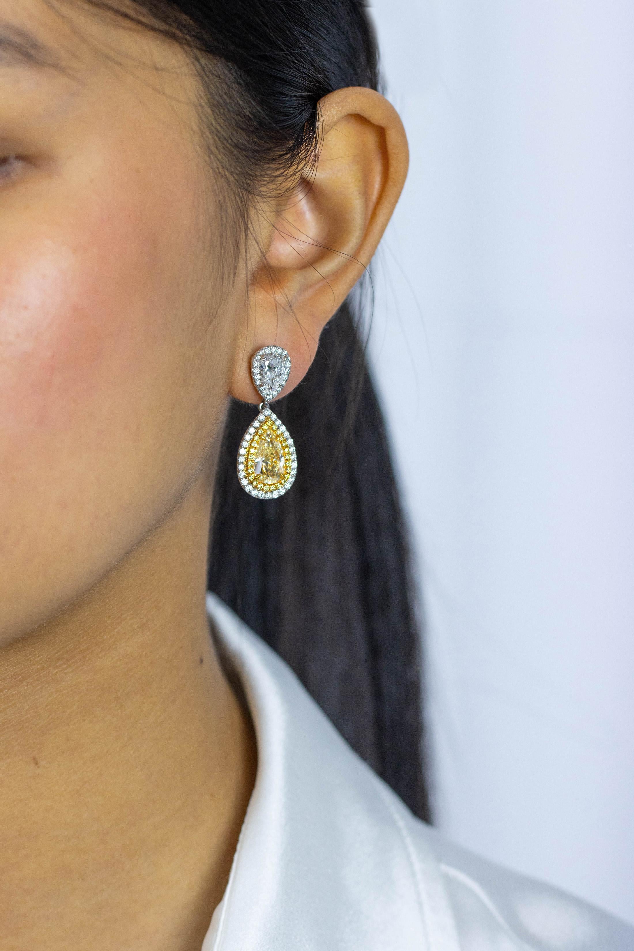 Pendants d'oreilles avec double halo de diamants jaunes certifiés GIA de 4,19 carats au total Neuf - En vente à New York, NY