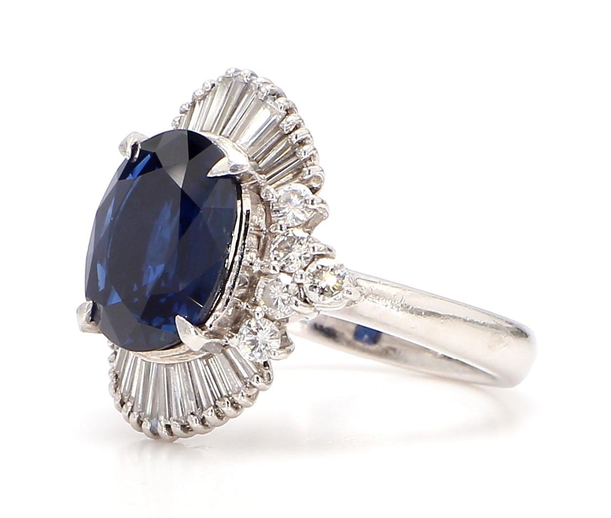 Dieser exquisite Ring aus Diamant und blauem Saphir ist ein atemberaubendes Schmuckstück, das Eleganz, Schönheit und Raffinesse vereint. Dieser mit viel Liebe zum Detail gefertigte Ring ist ein wahres Kunstwerk.

Das Herzstück dieses Rings ist ein