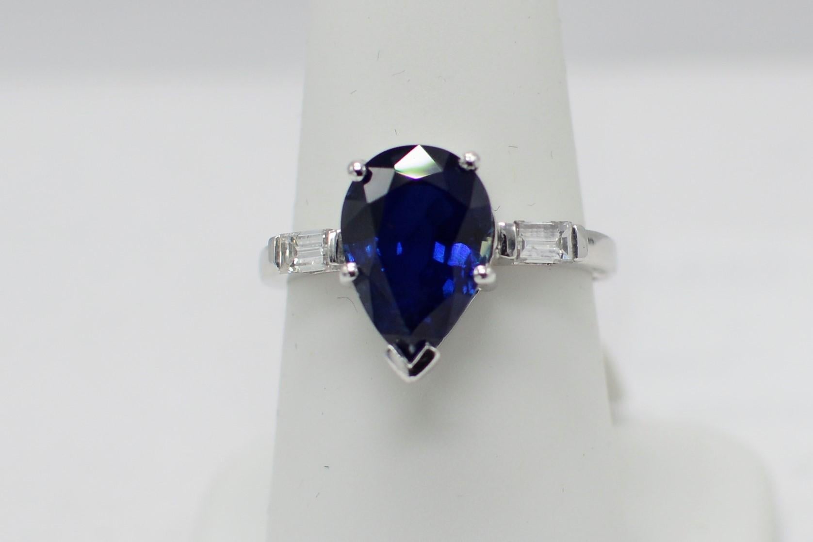 Bague en saphir bleu certifié GIA de 4.20 carats en platine avec deux diamants tapper de 0.30 carat. 
Le saphir est NON CHAUFFÉ - couleur bleue très profonde, forme de poire.
Le métal est du platine, le poids est de 4,80 grammes.
Taille du doigt -7

