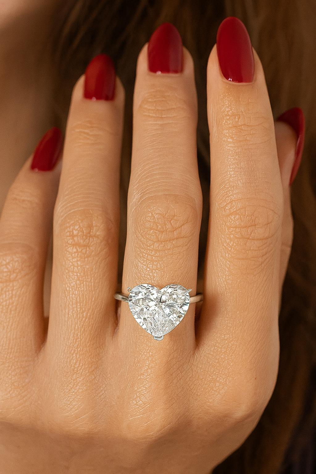 Donna Anello in platino con diamante taglio Brilliante Cuore certificato GIA da 4,22 carati in vendita