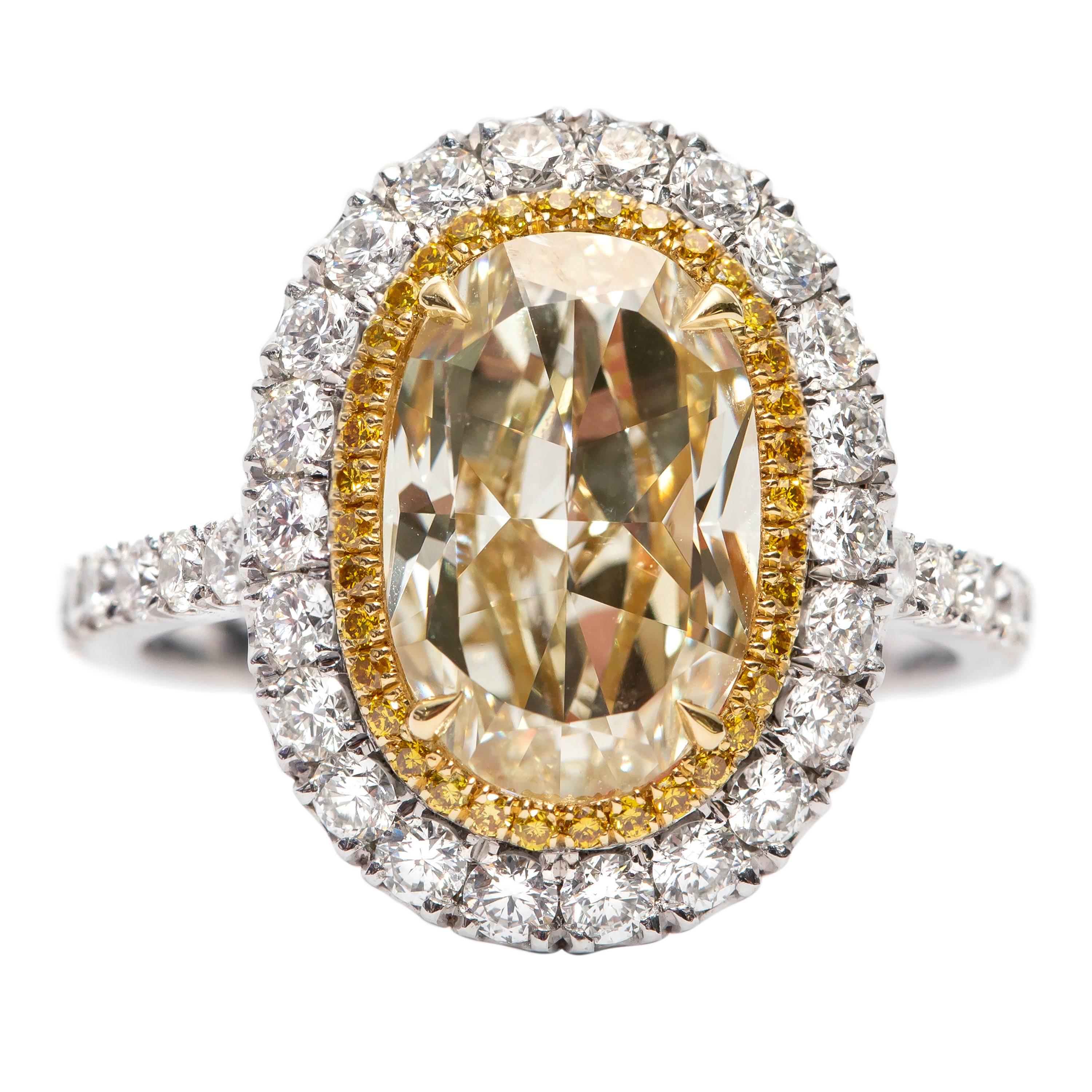 Verlobungsring aus Platin mit 4,22 Karat gelbem und weißem Diamant in ovaler Form mit Halo, GIA