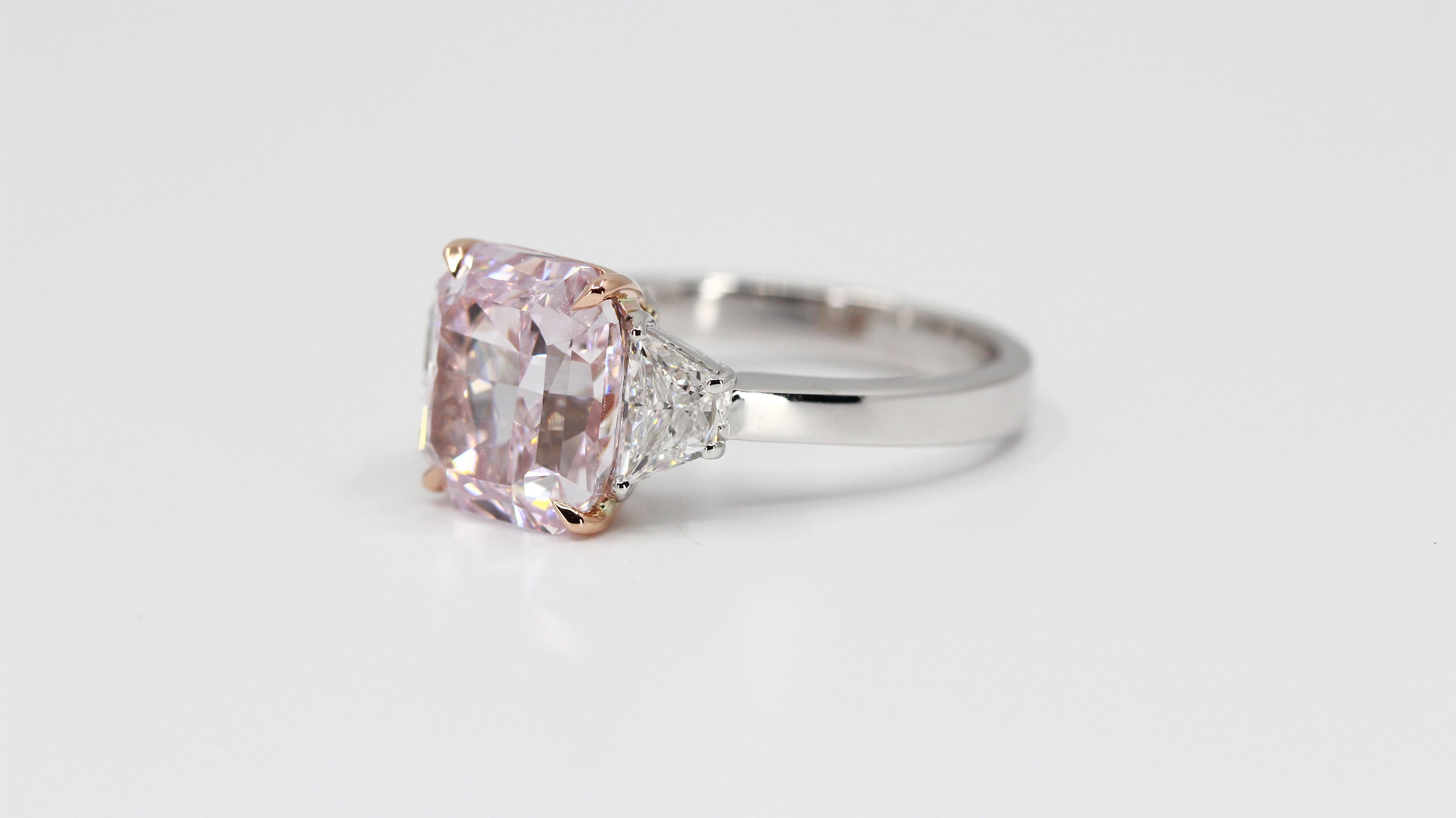 GIA-zertifizierter 4,24 Karat Ausgefallener lila-rosa, innen lupenreiner Diamantring 1