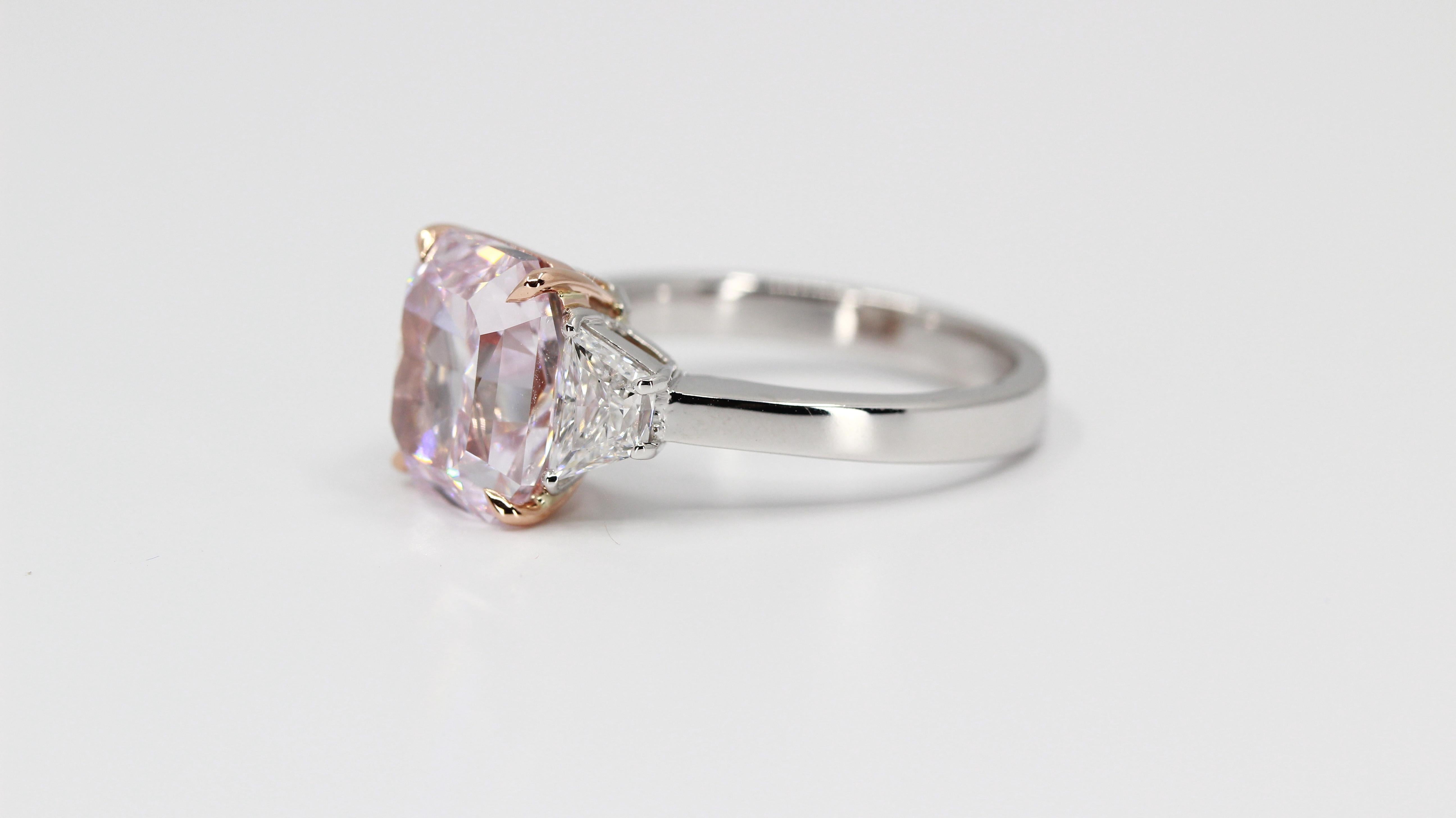 GIA-zertifizierter 4,24 Karat Ausgefallener lila-rosa, innen lupenreiner Diamantring 2