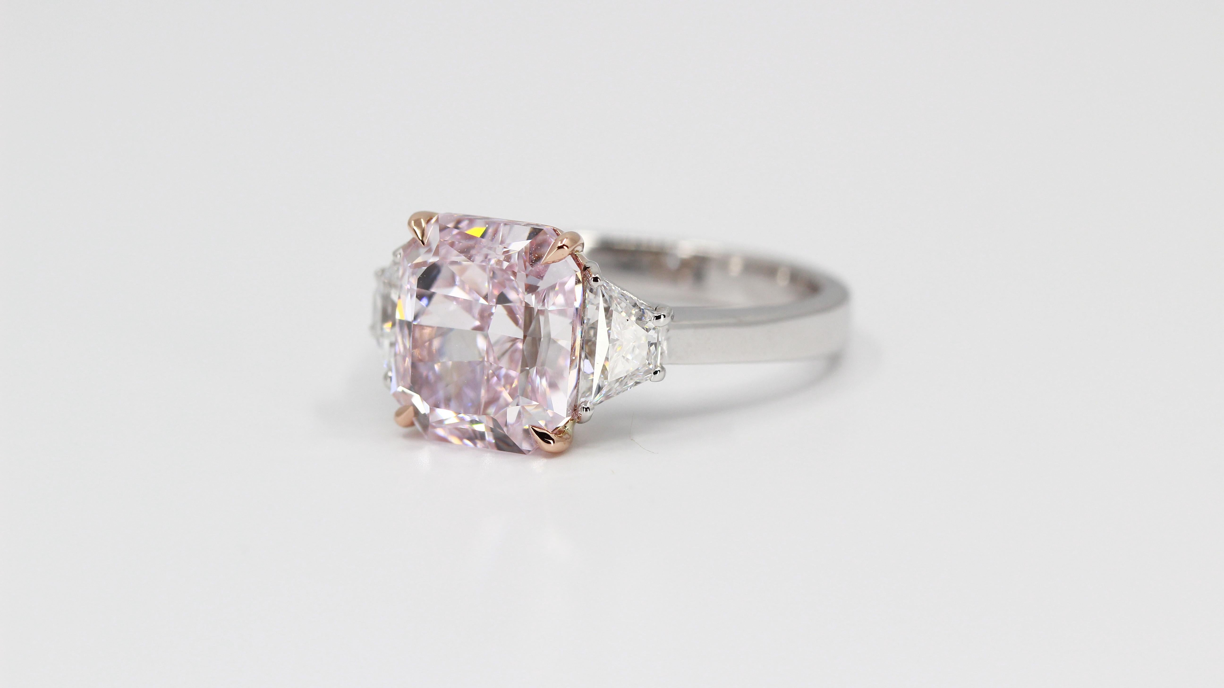 GIA-zertifizierter 4,24 Karat Ausgefallener lila-rosa, innen lupenreiner Diamantring 3