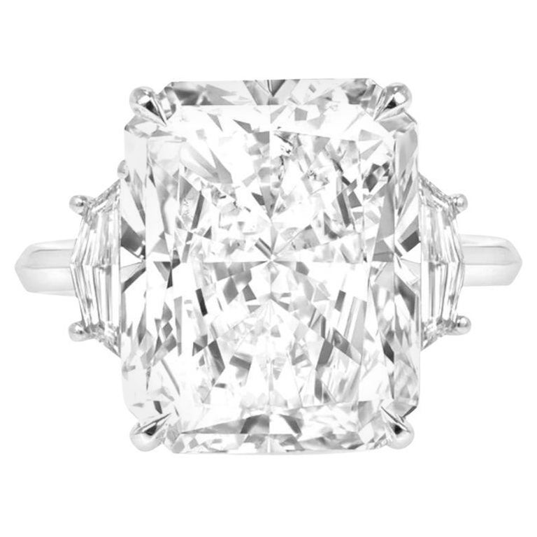 Anello con tre diamanti da 4,27 carati, certificati GIA, di grado D, internamente impeccabili, taglio Radiant