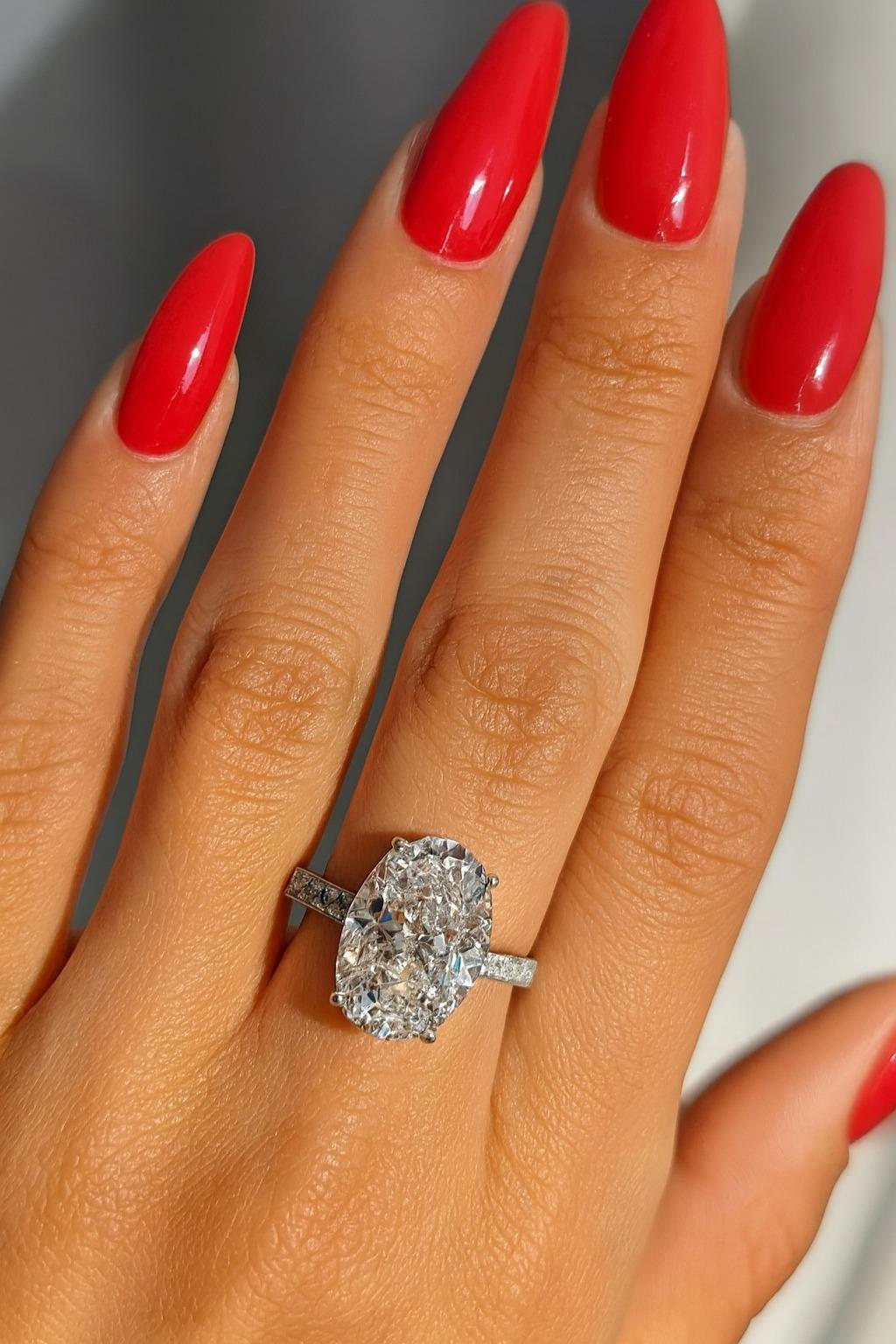 Anello con diamante ovale in platino Pave certificato GIA da 4,28 carati E VS2

Descrizione:
Un anello in platino senza tempo che sfoggia uno splendido diamante ovale taglio brillante certificato GIA da 4,28 carati. Questa eccezionale pietra