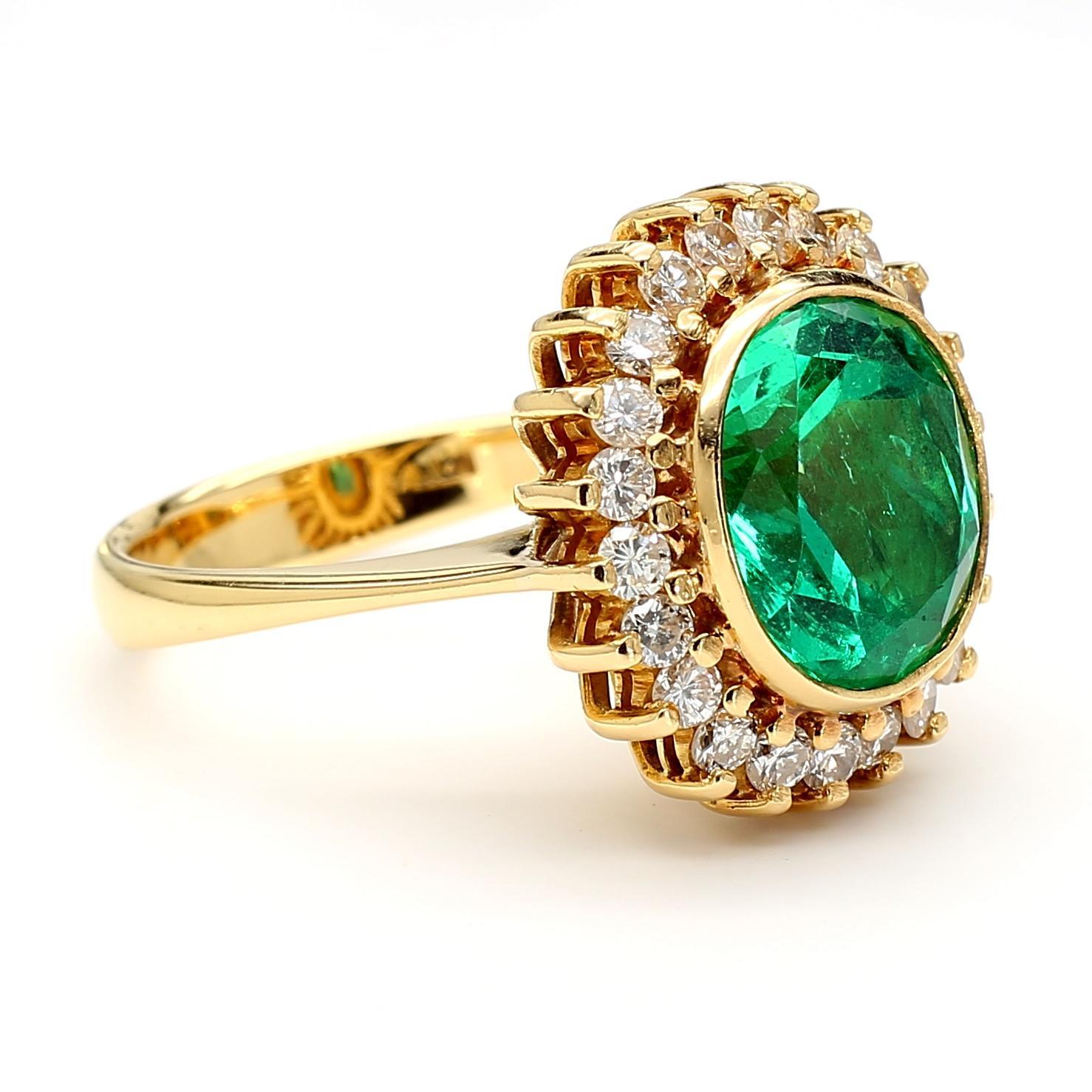 GIA Certified 4,3 Carat Colombian Emerald 18K Gold Button Sunburst Ring in vendita 4