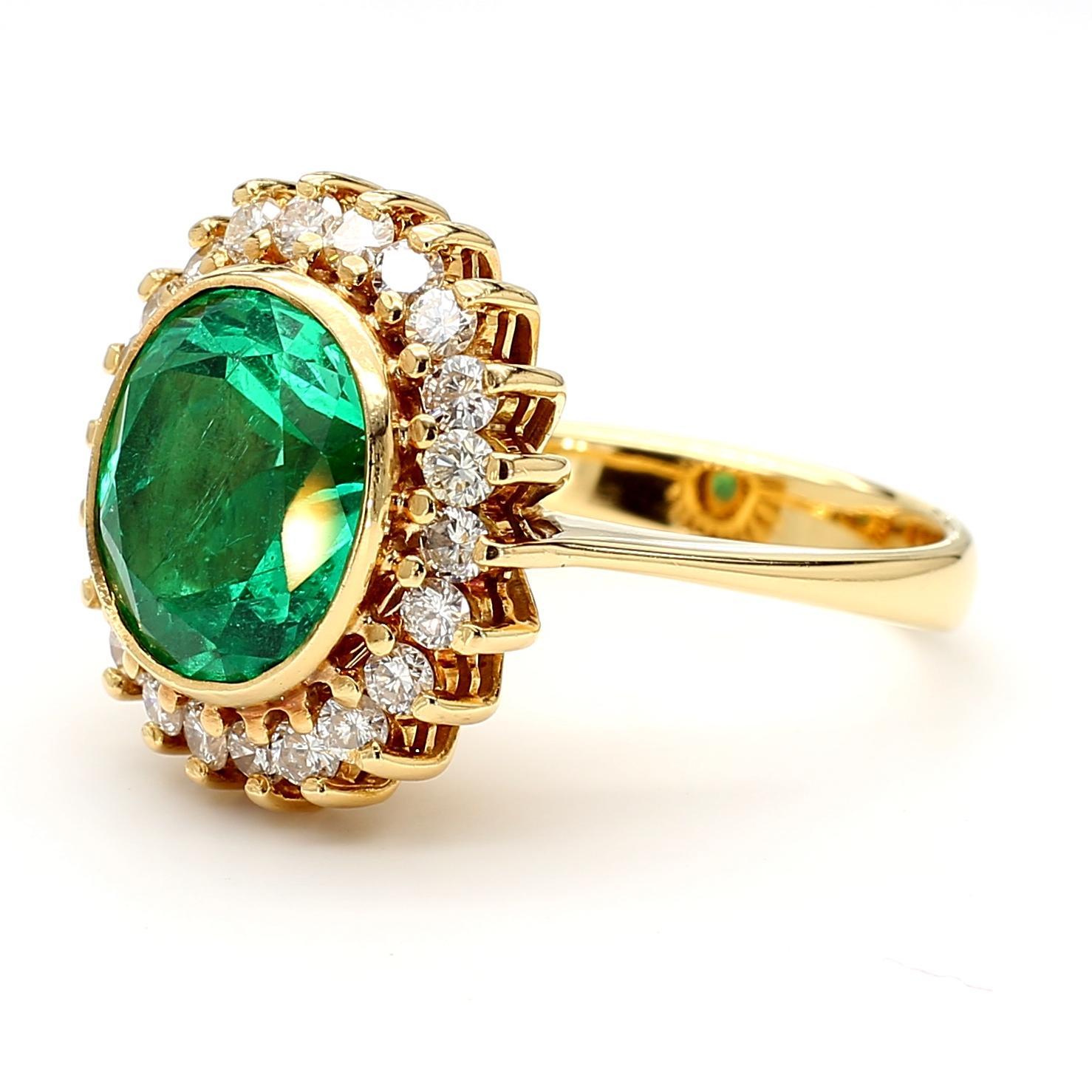 GIA Certified 4,3 Carat Colombian Emerald 18K Gold Button Sunburst Ring in vendita 5