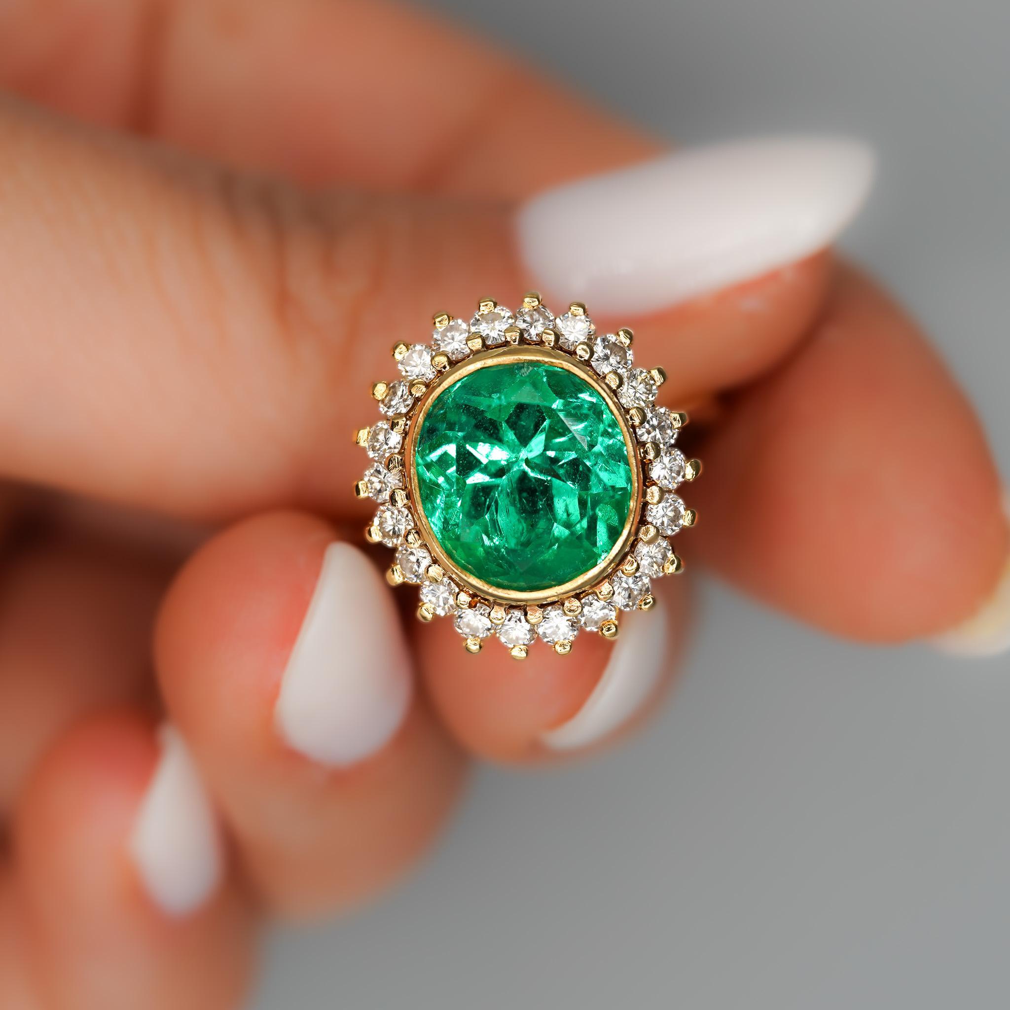 GIA Certified 4,3 Carat Colombian Emerald 18K Gold Button Sunburst Ring in vendita 6
