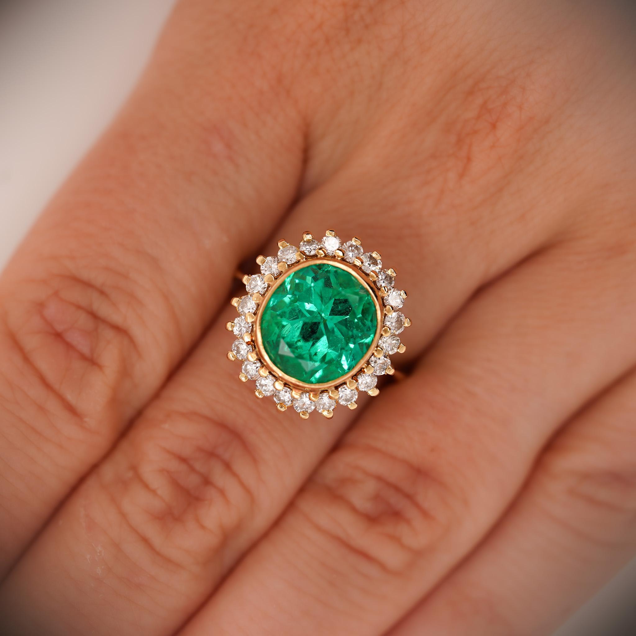 GIA Certified 4,3 Carat Colombian Emerald 18K Gold Button Sunburst Ring in vendita 8