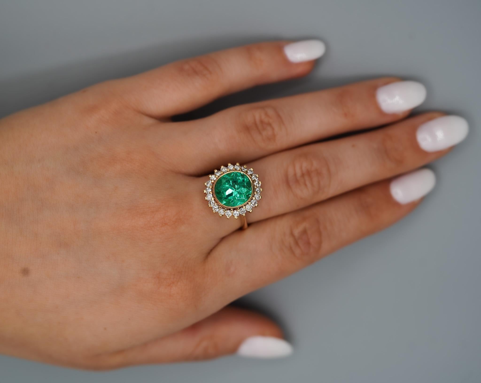 Rétro GIA Certified 4,3 Carat Colombian Emerald 18K Gold Button Sunburst Ring in vendita