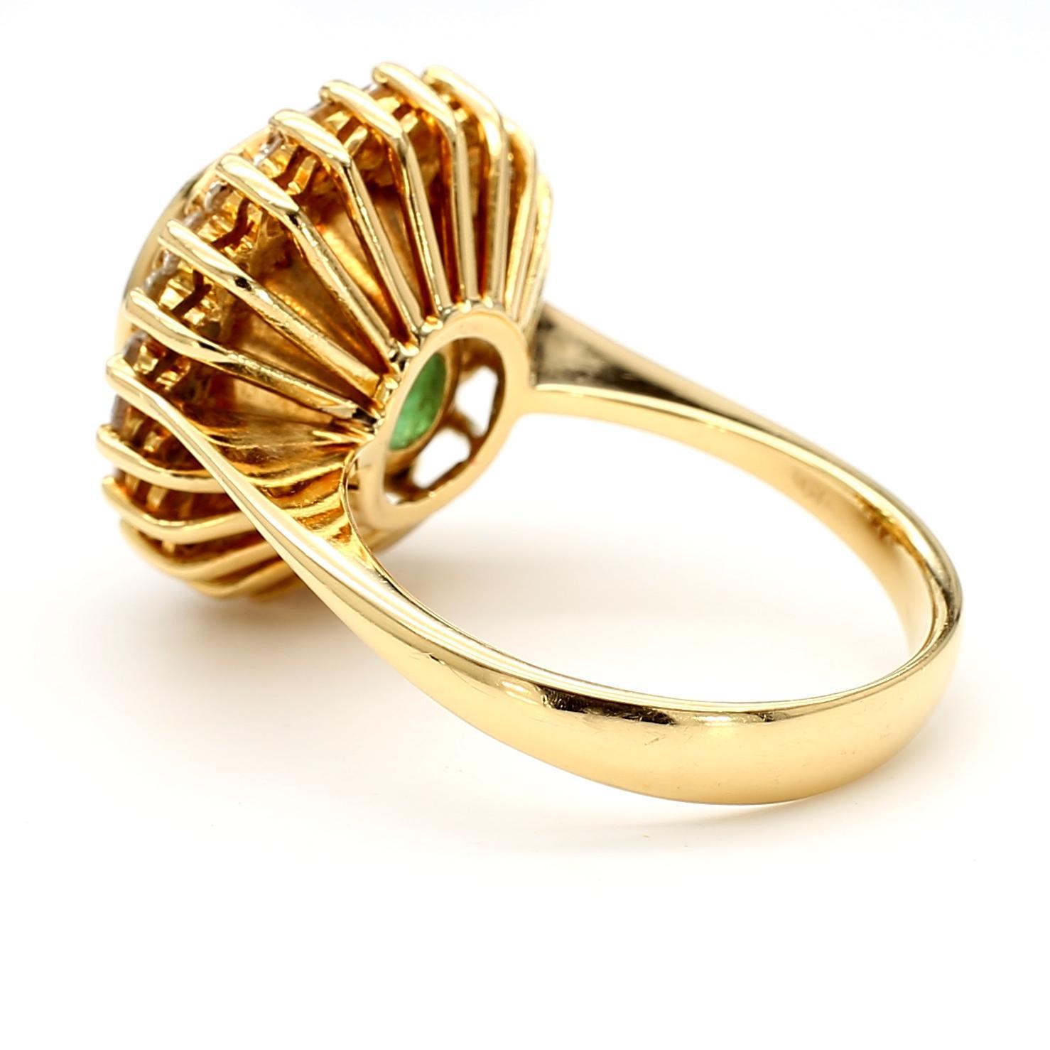 GIA Certified 4,3 Carat Colombian Emerald 18K Gold Button Sunburst Ring In condizioni ottime in vendita a Miami, FL