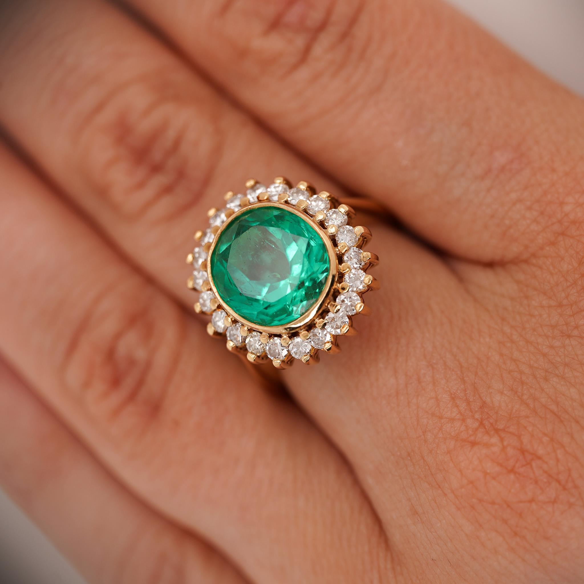 Donna GIA Certified 4,3 Carat Colombian Emerald 18K Gold Button Sunburst Ring in vendita
