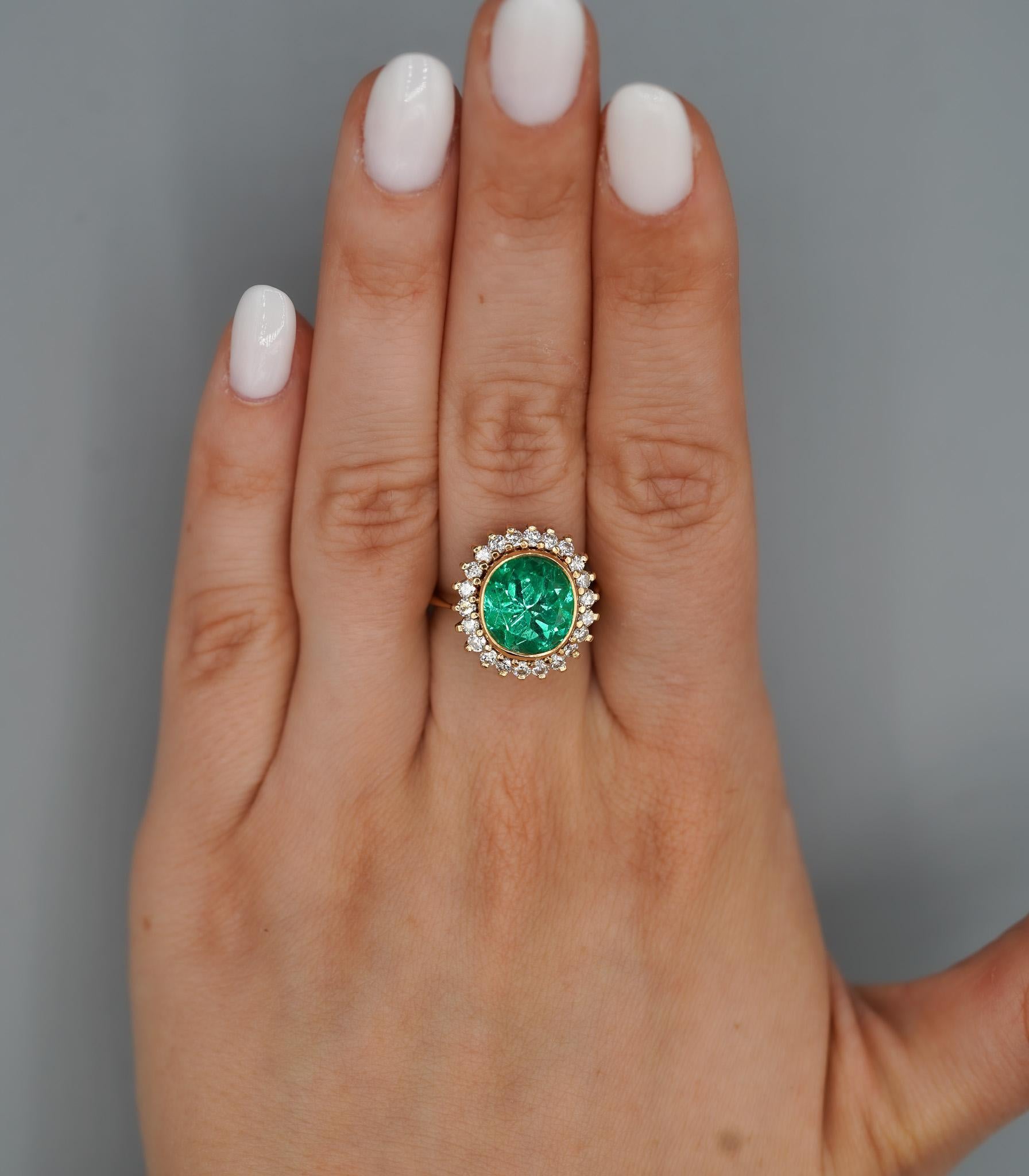 GIA Certified 4,3 Carat Colombian Emerald 18K Gold Button Sunburst Ring in vendita 1