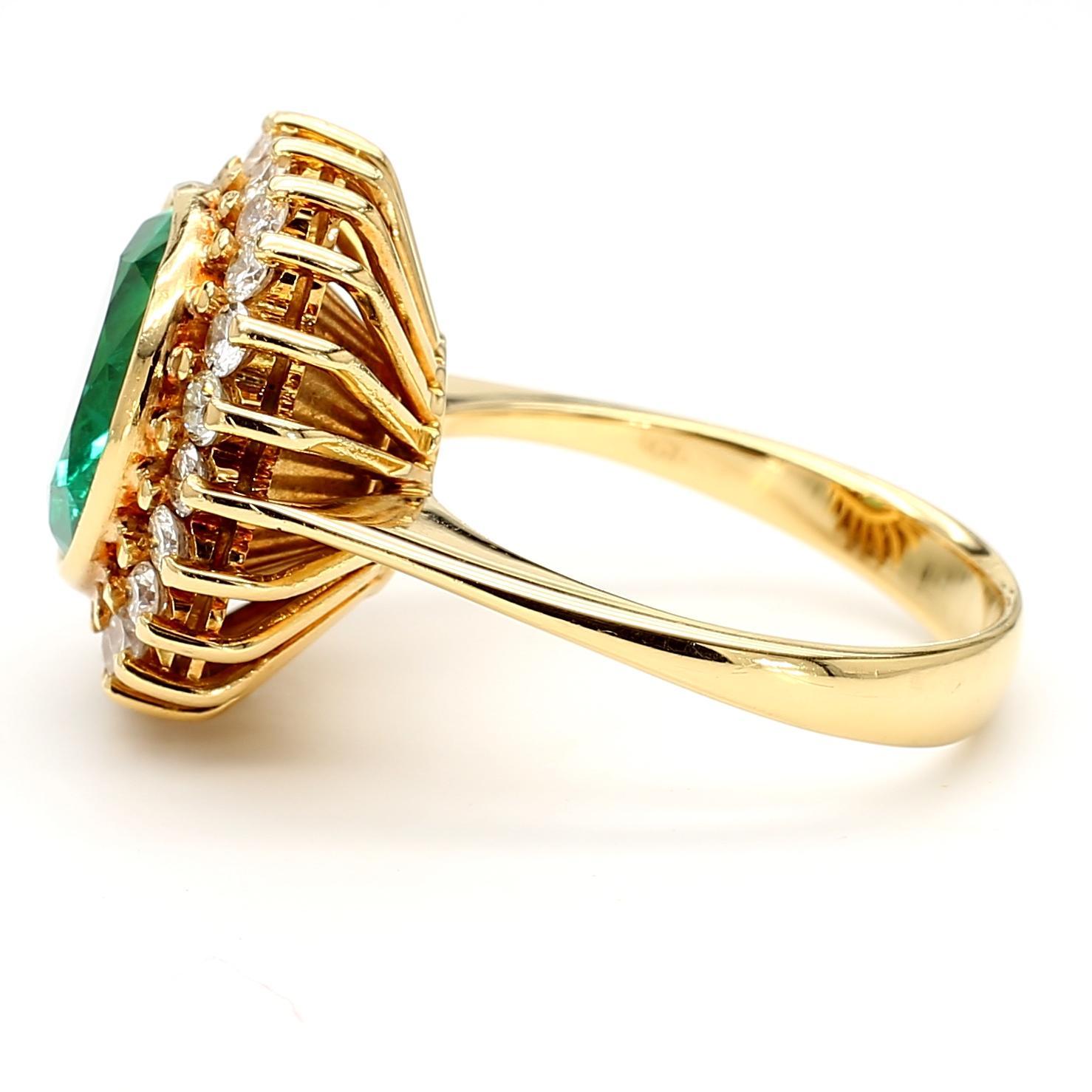 GIA Certified 4,3 Carat Colombian Emerald 18K Gold Button Sunburst Ring in vendita 2