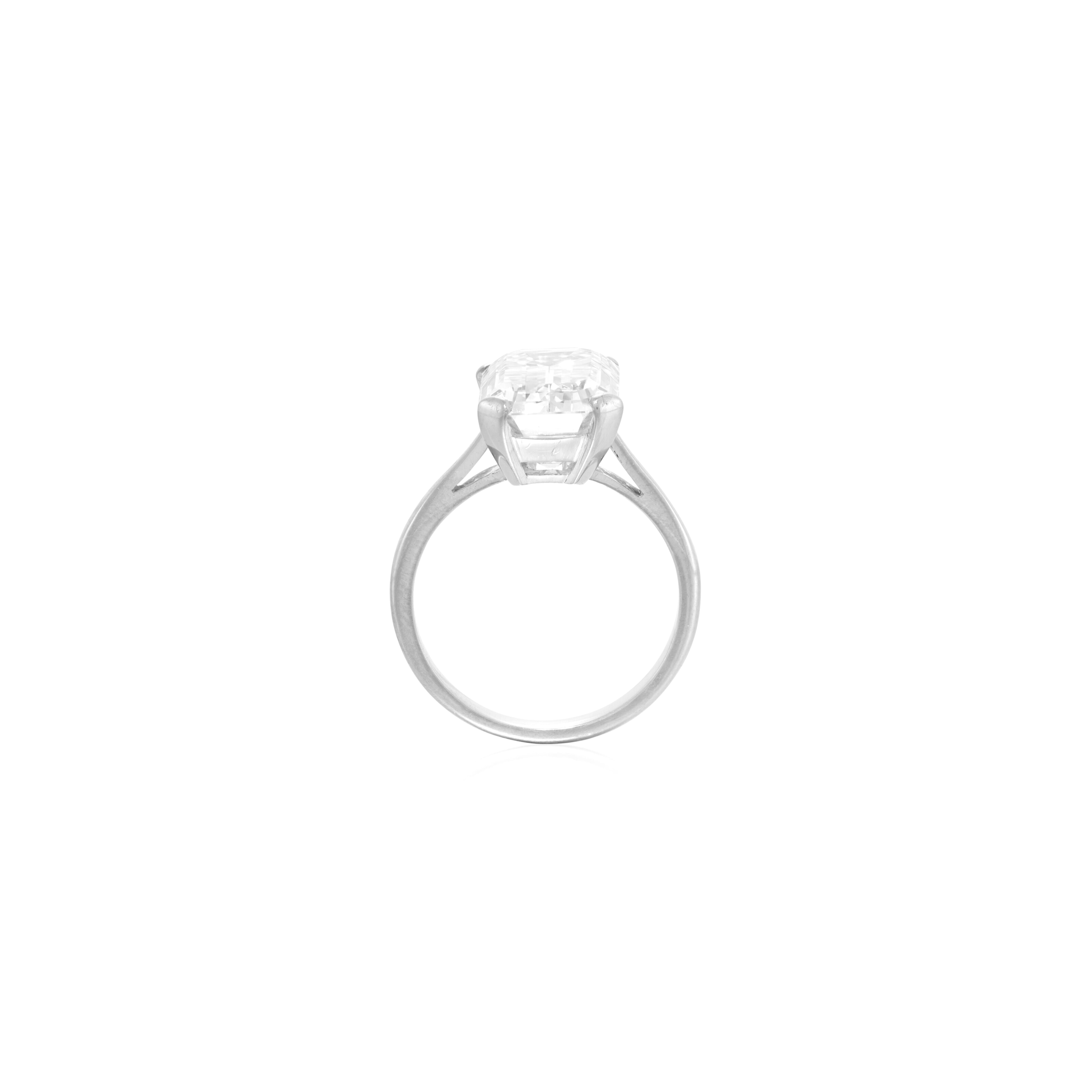 Este exquisito anillo de compromiso incluye un impresionante diamante talla esmeralda de 4.31 quilates, certificado por el GIA por su extraordinaria calidad. Engastado en platino atemporal, el diamante ostenta una rara combinación de claridad y