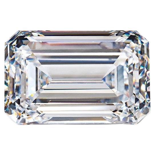 Élevez votre sens du luxe avec cette extraordinaire bague à trois pierres, dont le point central est un magnifique diamant taille émeraude de 4 carats certifié par le GIA. Le diamant est un chef-d'œuvre absolu, qui atteint le summum de la qualité