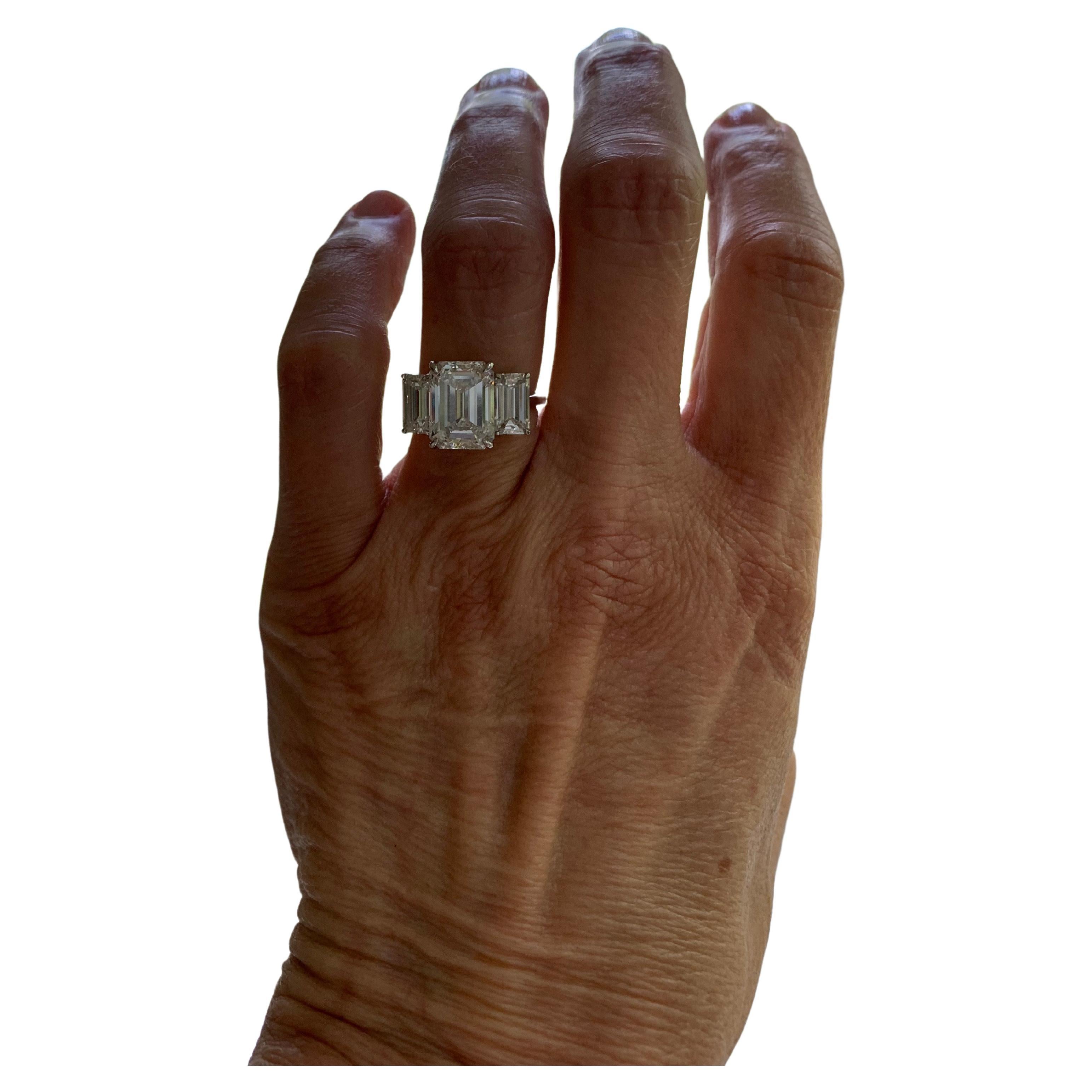 Taille émeraude GIA Certified 4 Carat Emerald Cut D Flawless Three-Stone Diamond Ring (bague à trois pierres) en vente