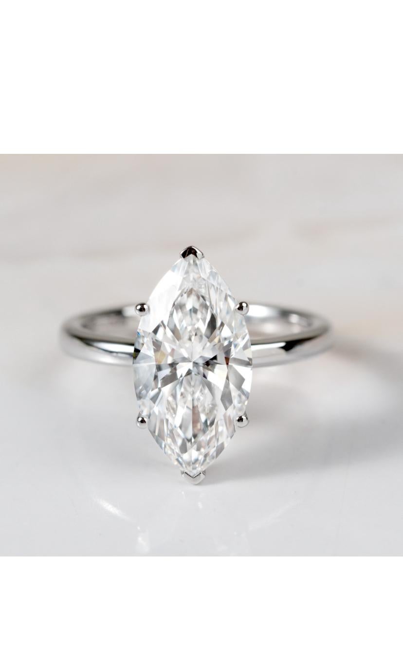 Une bague solitaire en diamant exquise dans un adorable design contemporain, si élégant et moderne.
Élevez votre beauté intemporelle et ajoutez une touche de lumière et de sophistication à votre look. 
Magnifique bague en or 18k sertie d'un