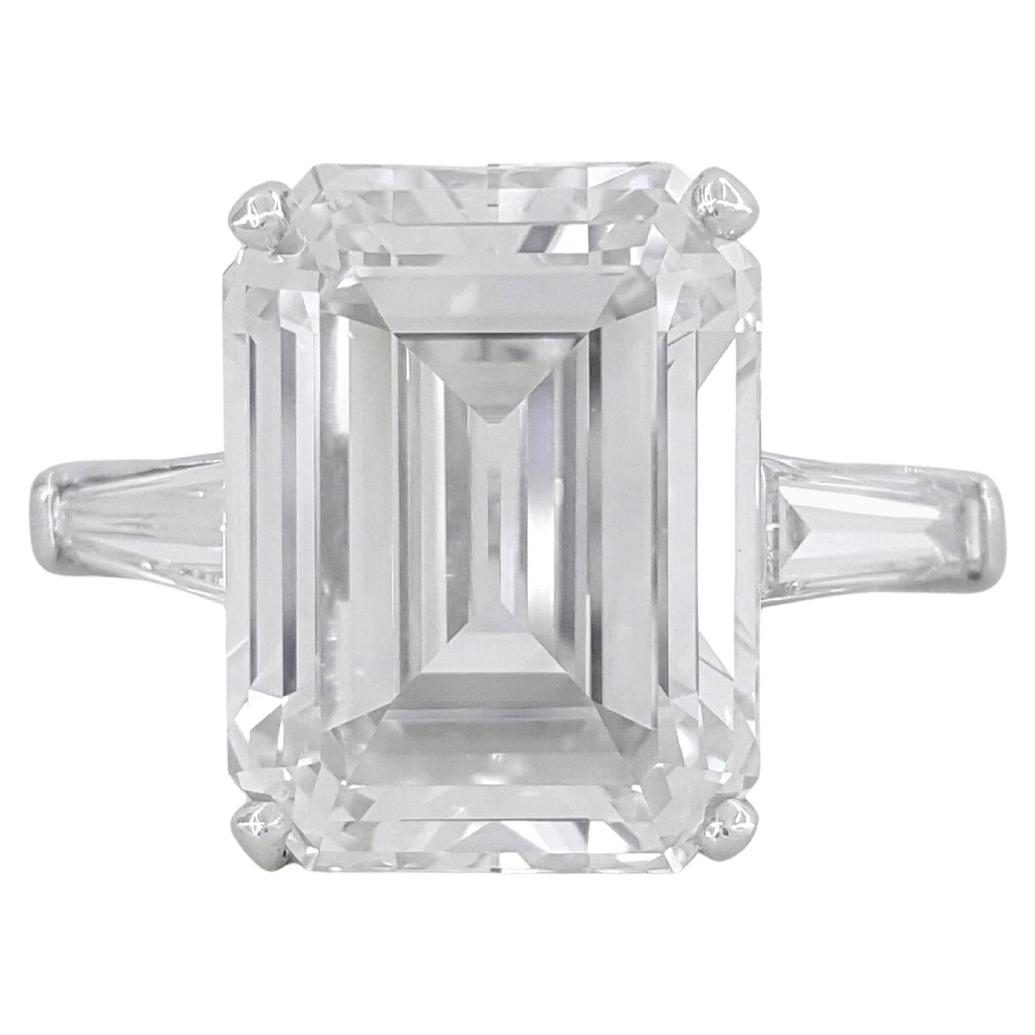 GIA-zertifizierter Diamantring mit 4.37 Karat im Smaragdschliff und konisch zulaufendem Baguette-Diamant in Platin im Angebot