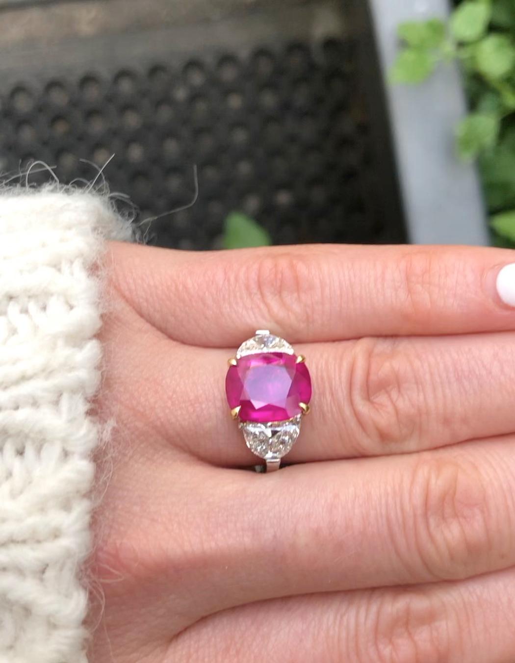 De las mujeres Anillo de cóctel de tres piedras con rubí de 4,38 quilates certificado por el GIA en venta