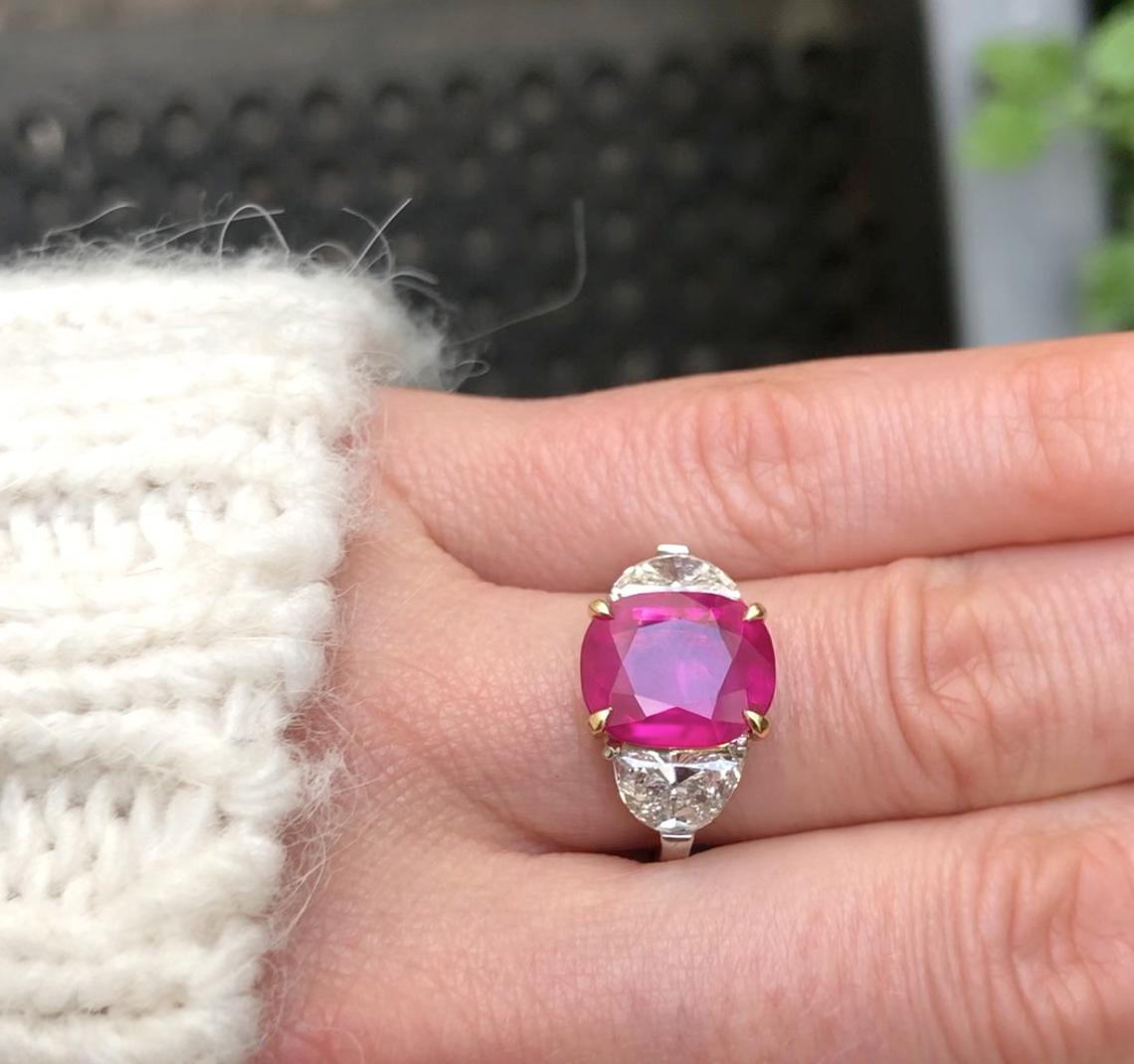 Anillo de cóctel de tres piedras con rubí de 4,38 quilates certificado por el GIA en venta 1