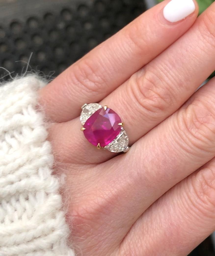 Anillo de cóctel de tres piedras con rubí de 4,38 quilates certificado por el GIA en venta 2