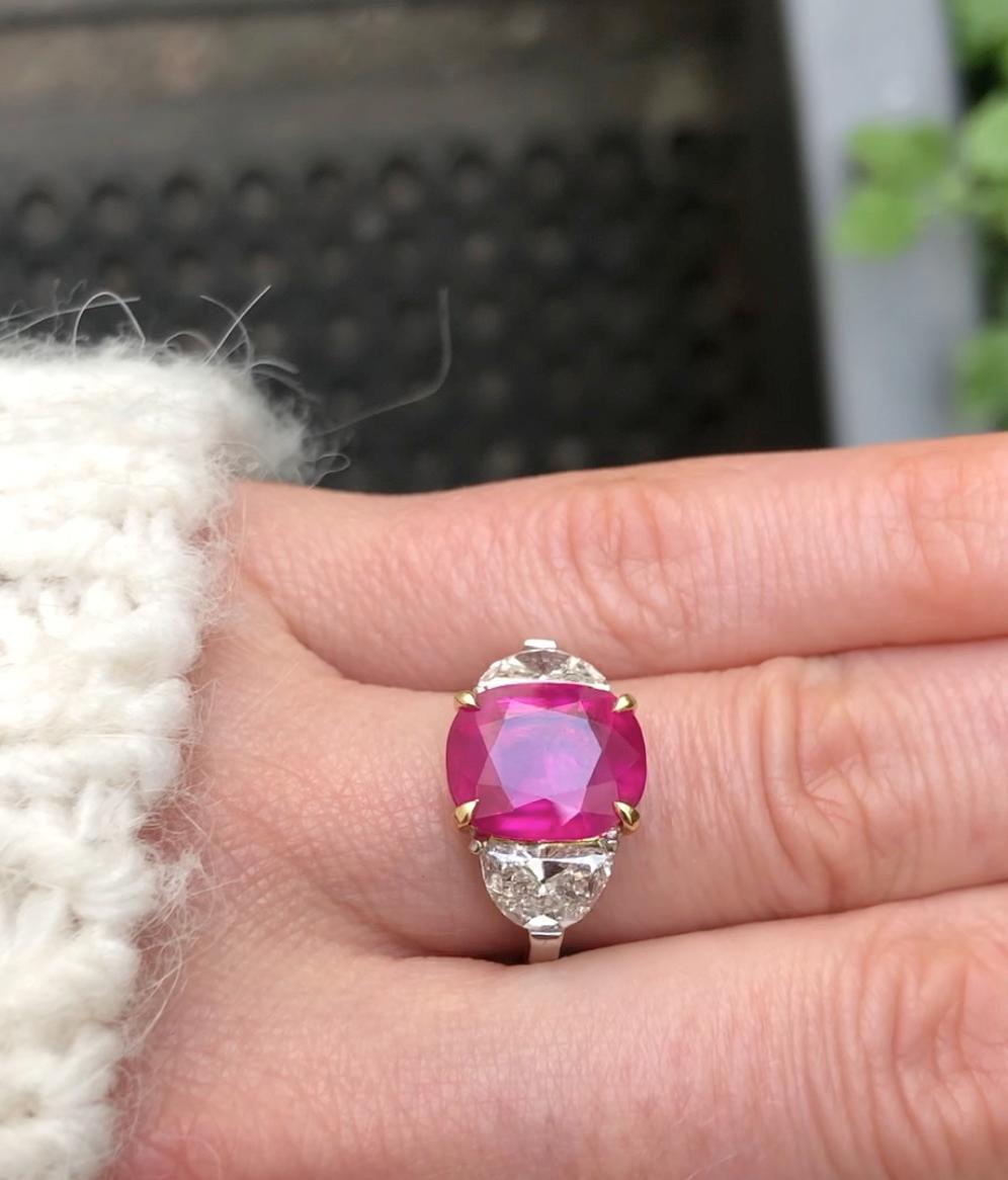 Anillo de cóctel de tres piedras con rubí de 4,38 quilates certificado por el GIA en venta 3
