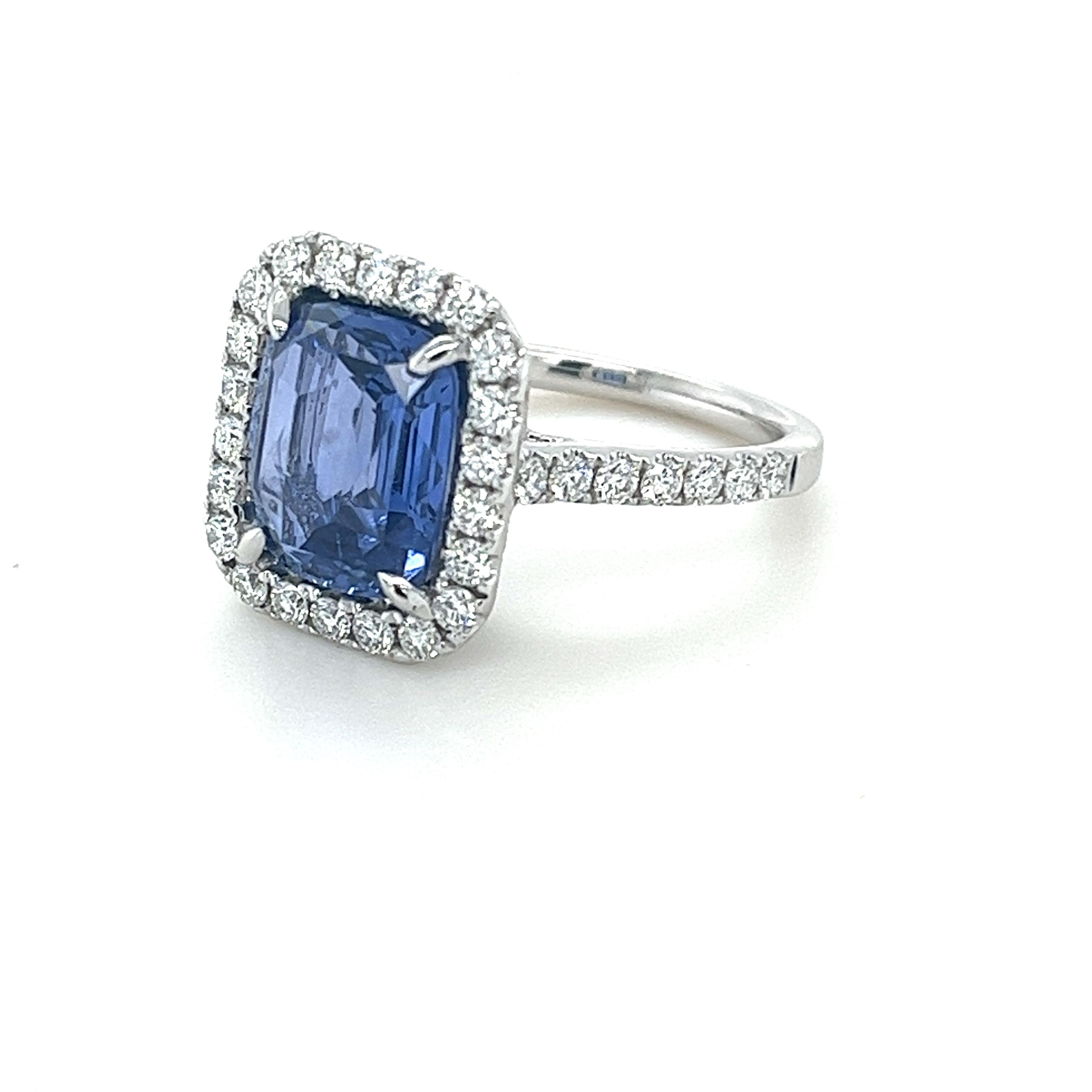 GIA-zertifizierter Ceylon-Saphir im Kissenschliff mit einem Gewicht von 4,39 Karat
Abmessungen (10,18x8,47x5,02) mm
36 runde Diamanten mit einem Gewicht von 0,75 Karat
Diamanten sind GH-Si1
Ring aus 18 Karat Weißgold
5,57 Gramm