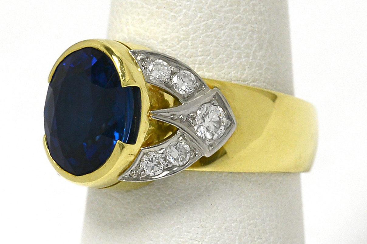 GIA Certified 4.39 Carat Vivid Blue Oval Sapphire Diamond Cocktail Ring (Ovalschliff)