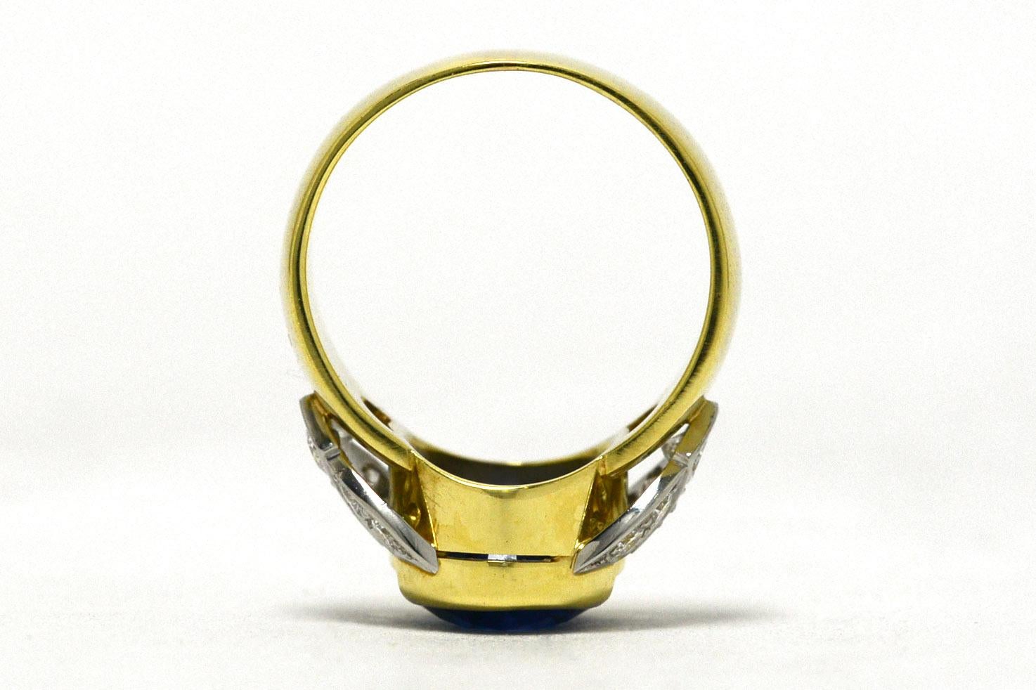 GIA Certified 4.39 Carat Vivid Blue Oval Sapphire Diamond Cocktail Ring im Zustand „Gut“ in Santa Barbara, CA