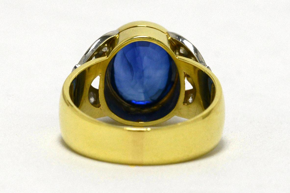 GIA Certified 4.39 Carat Vivid Blue Oval Sapphire Diamond Cocktail Ring für Damen oder Herren