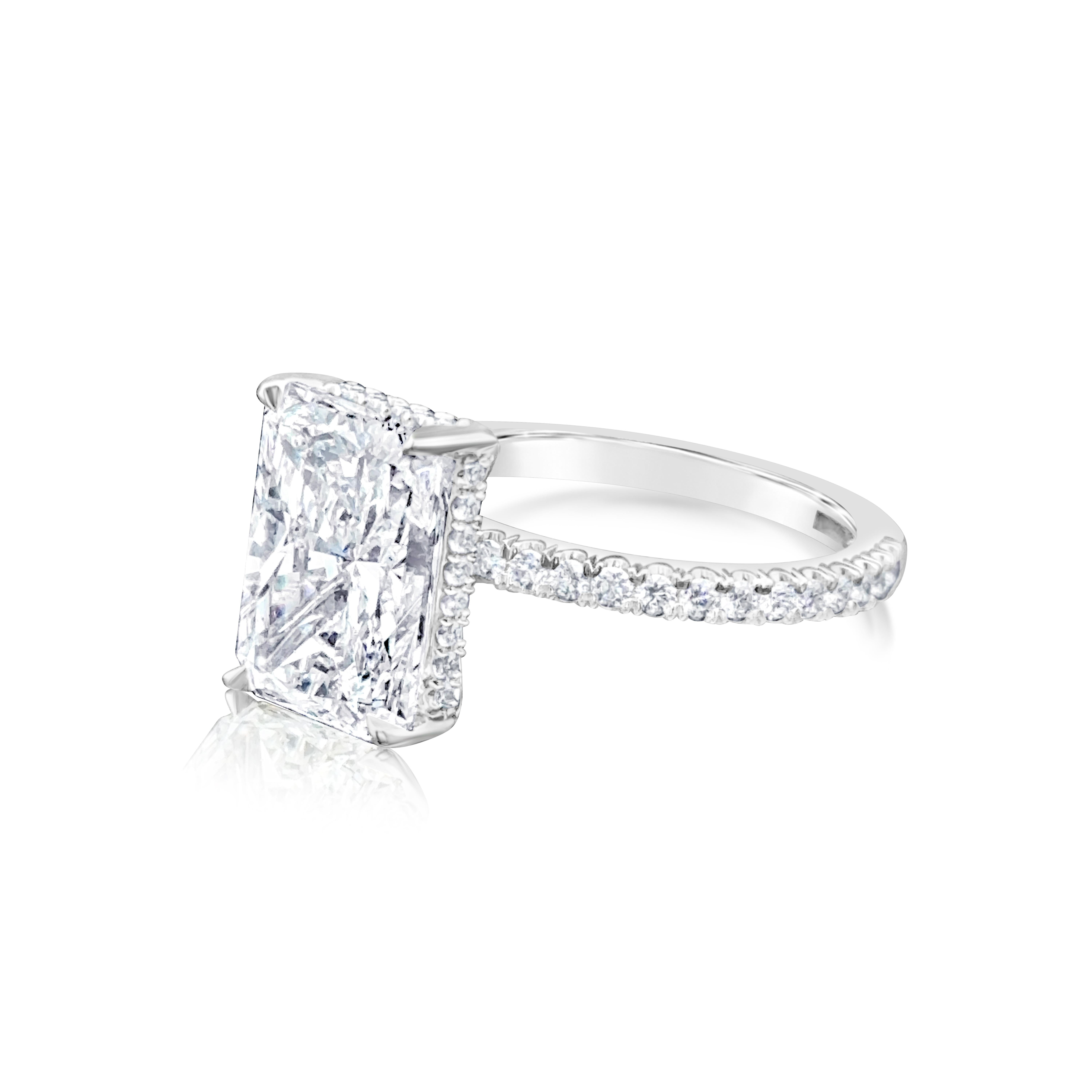 Contemporaneo Anello di fidanzamento con diamanti taglio radiante allungato certificato GIA da 4,40 carati in vendita