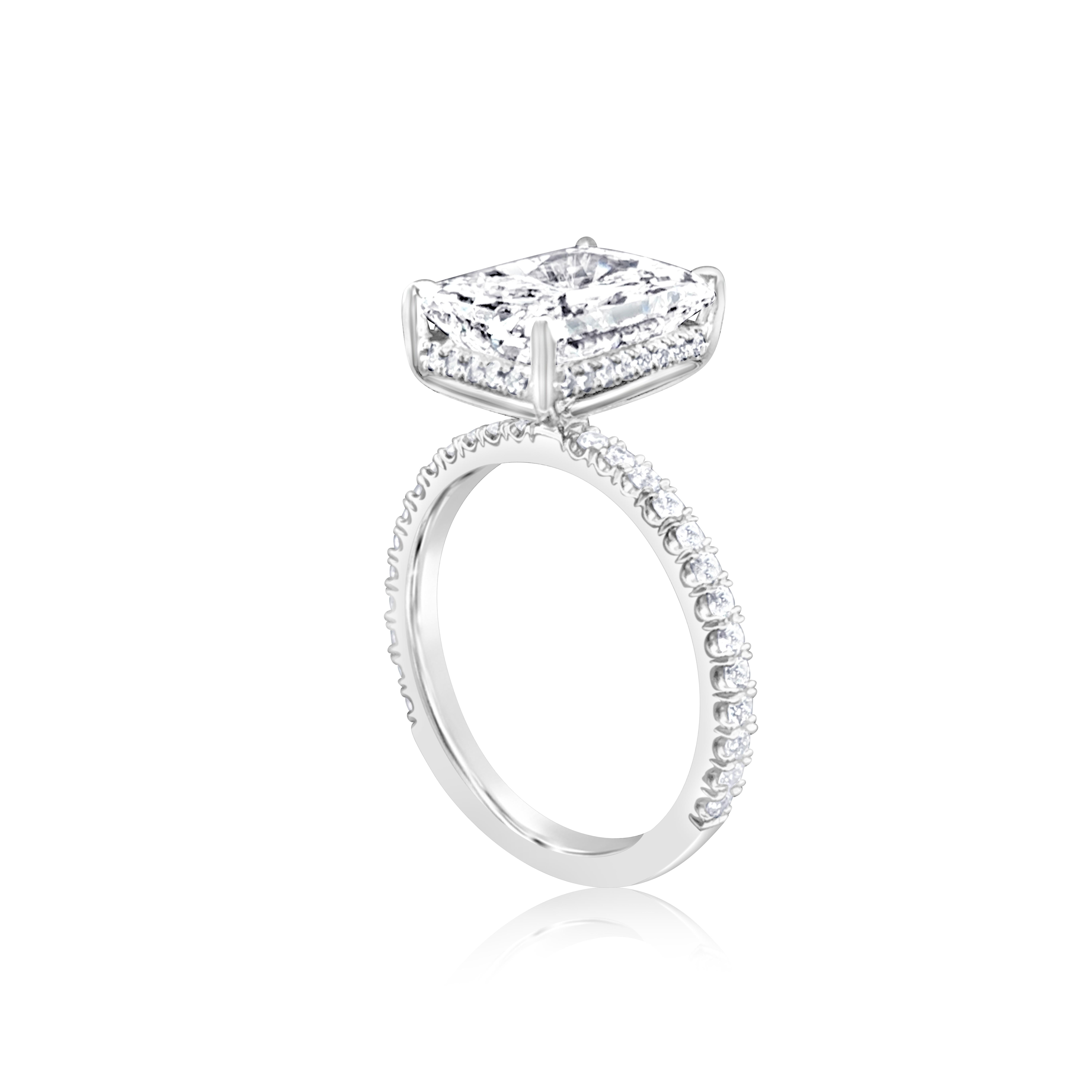 Taglio radiant Anello di fidanzamento con diamanti taglio radiante allungato certificato GIA da 4,40 carati in vendita