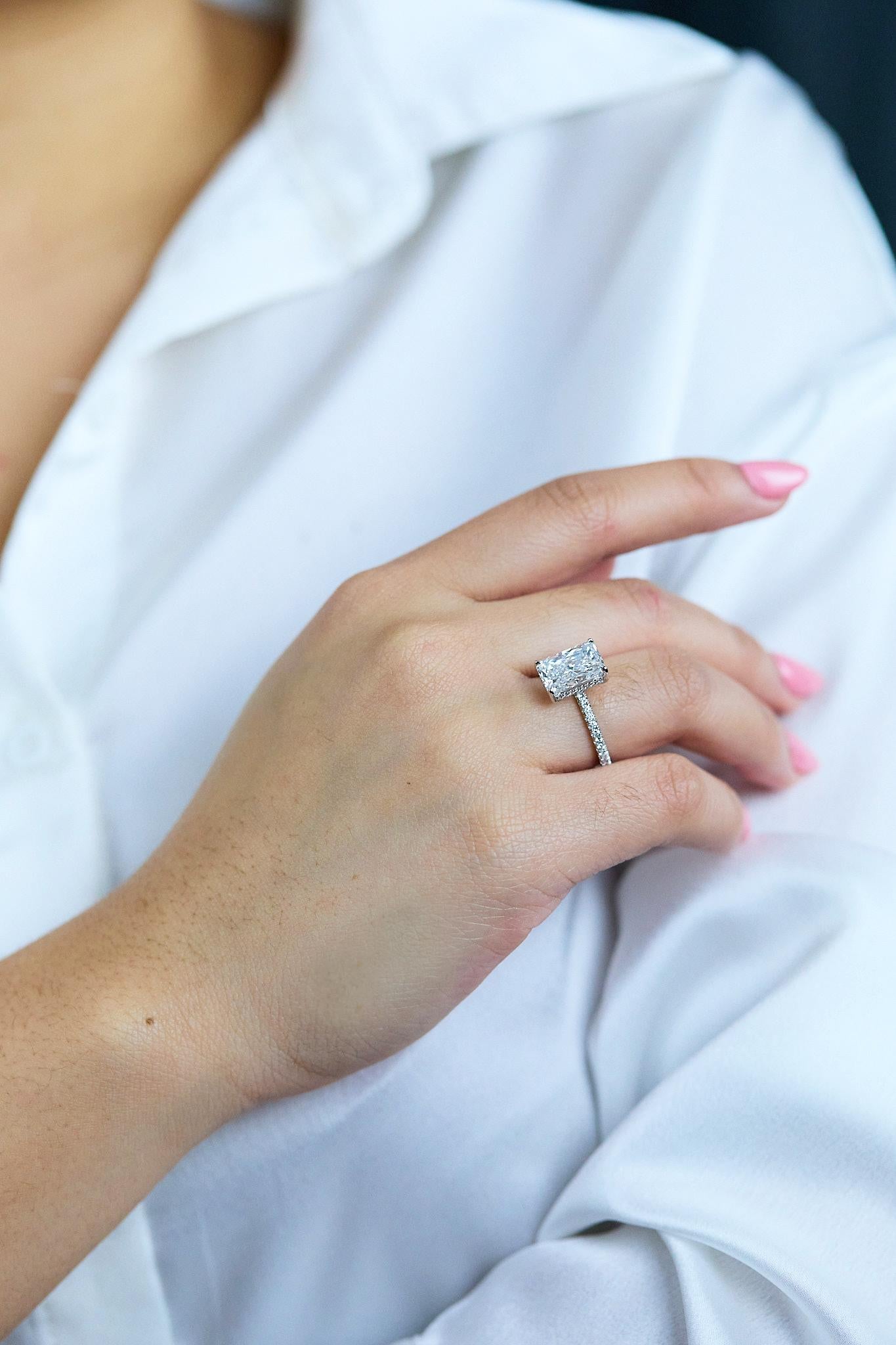 Anello di fidanzamento con diamanti taglio radiante allungato certificato GIA da 4,40 carati In condizioni Nuovo in vendita a New York, NY