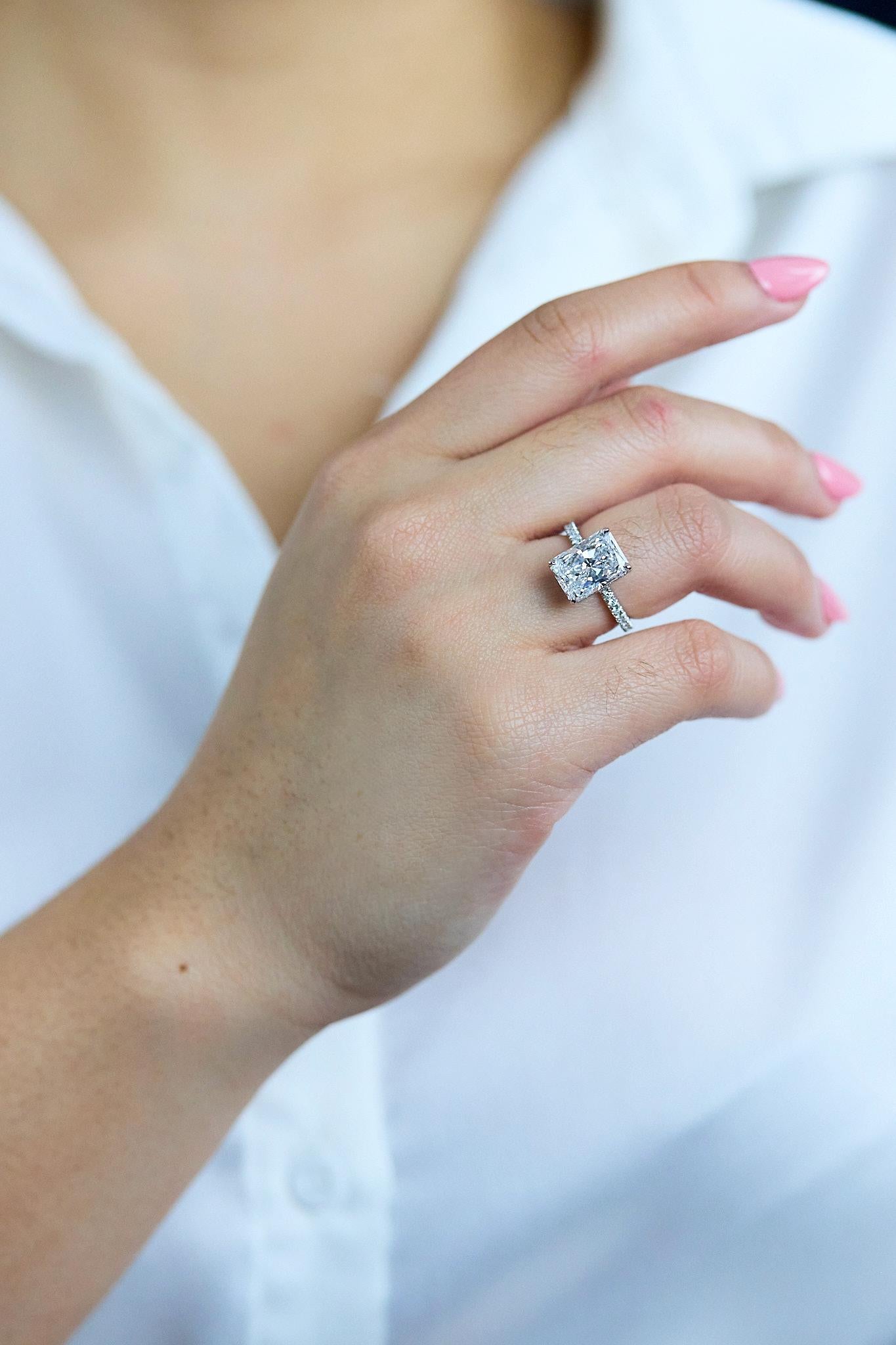 Donna Anello di fidanzamento con diamanti taglio radiante allungato certificato GIA da 4,40 carati in vendita