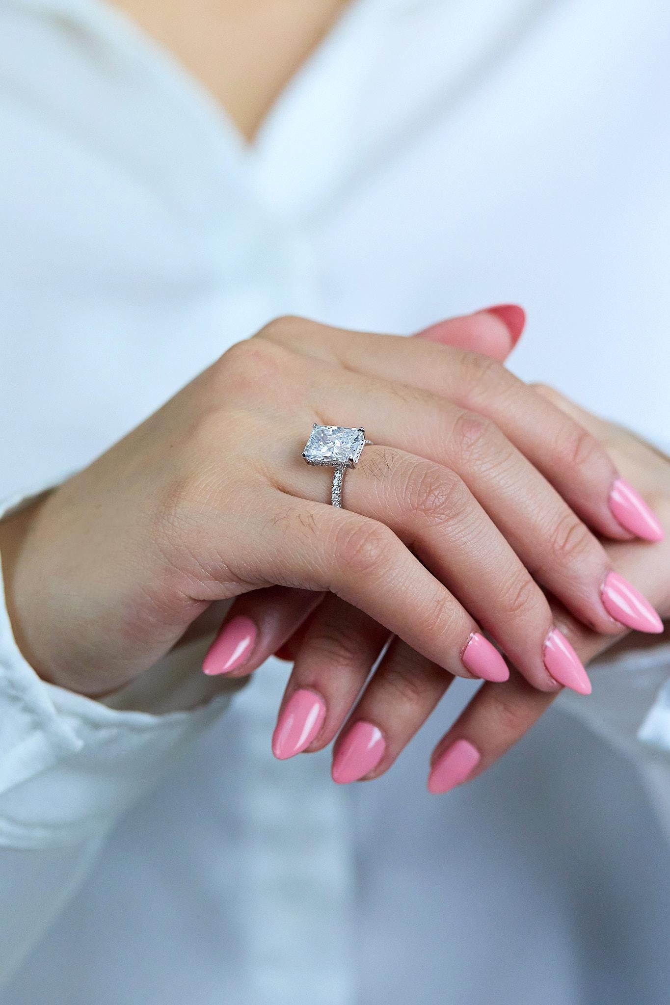 Anello di fidanzamento con diamanti taglio radiante allungato certificato GIA da 4,40 carati in vendita 1