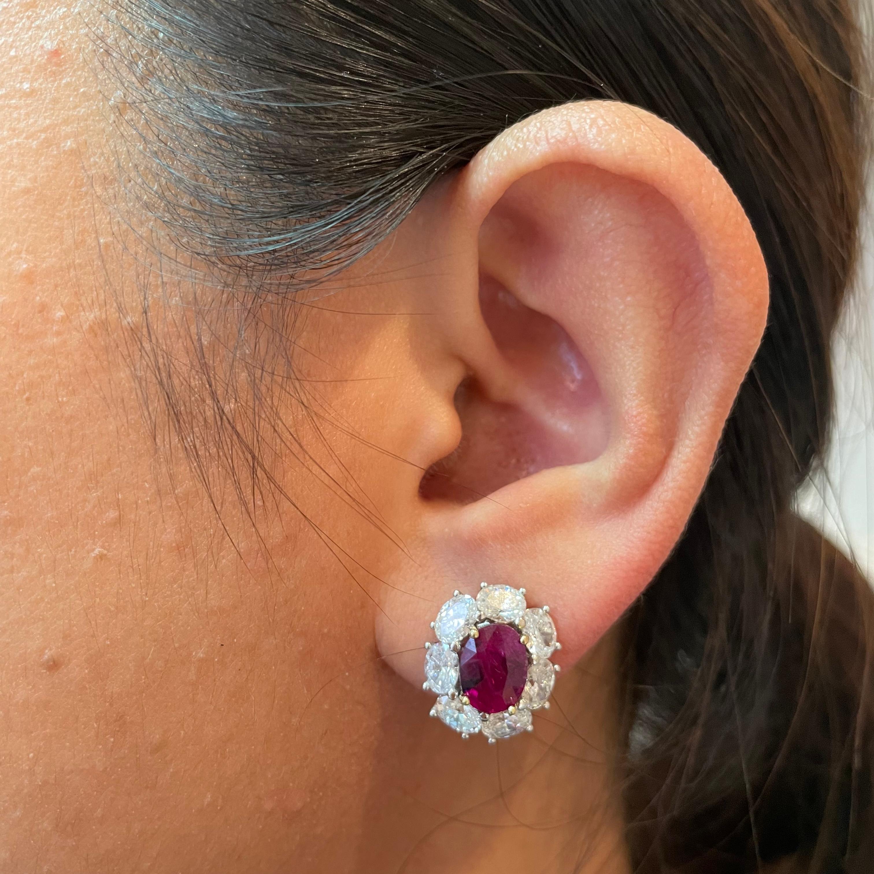 Orecchini di diamanti di rubino di Birmania certificati GIA da 4,41 carati con sangue di piccione senza calore in 18 carati In condizioni Nuovo in vendita a Bangkok, TH