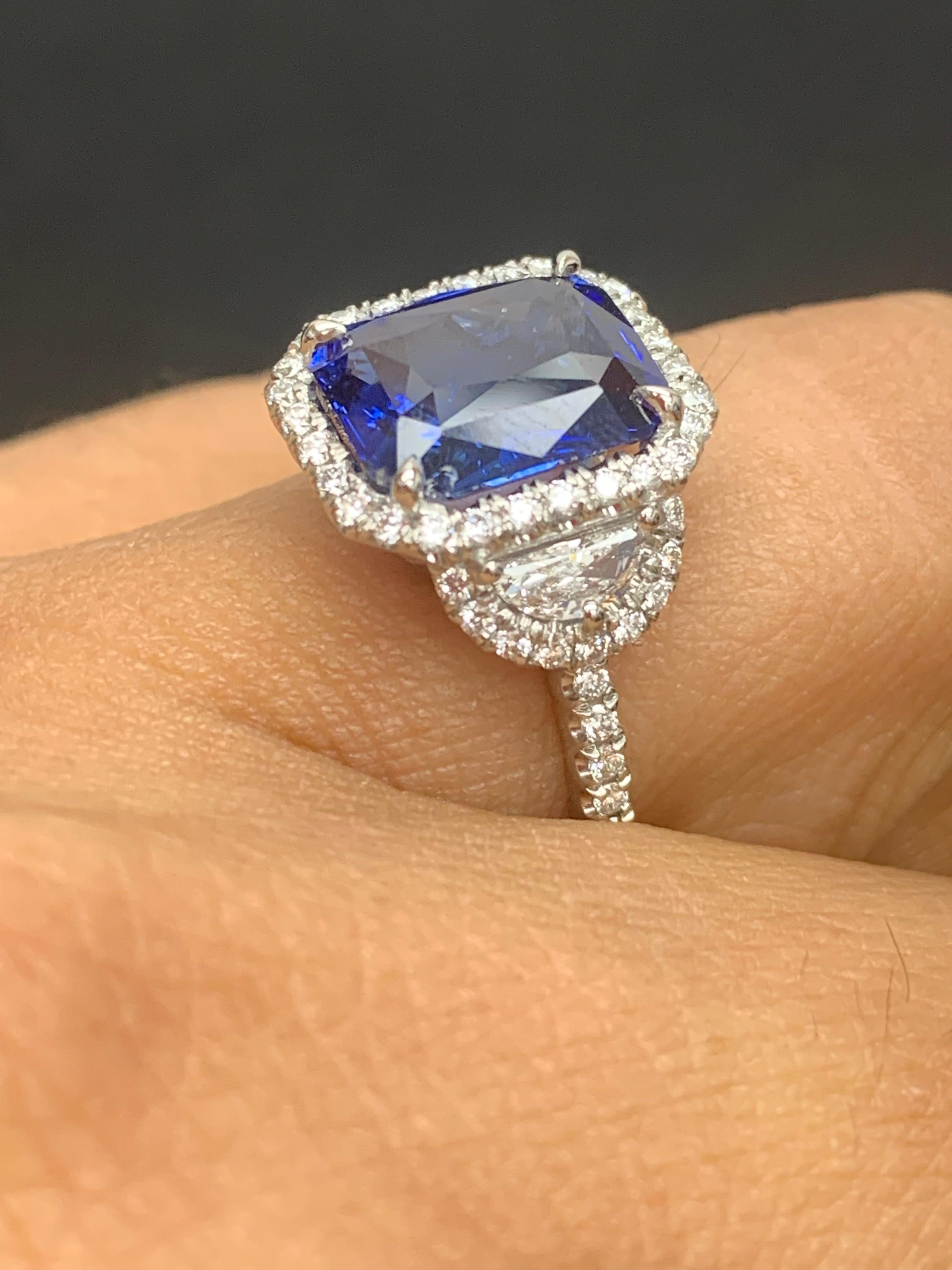 Bague 3 pierres en platine avec saphir taille émeraude et diamant de 4,41 carats, certifiée par le GIA. Neuf - En vente à NEW YORK, NY