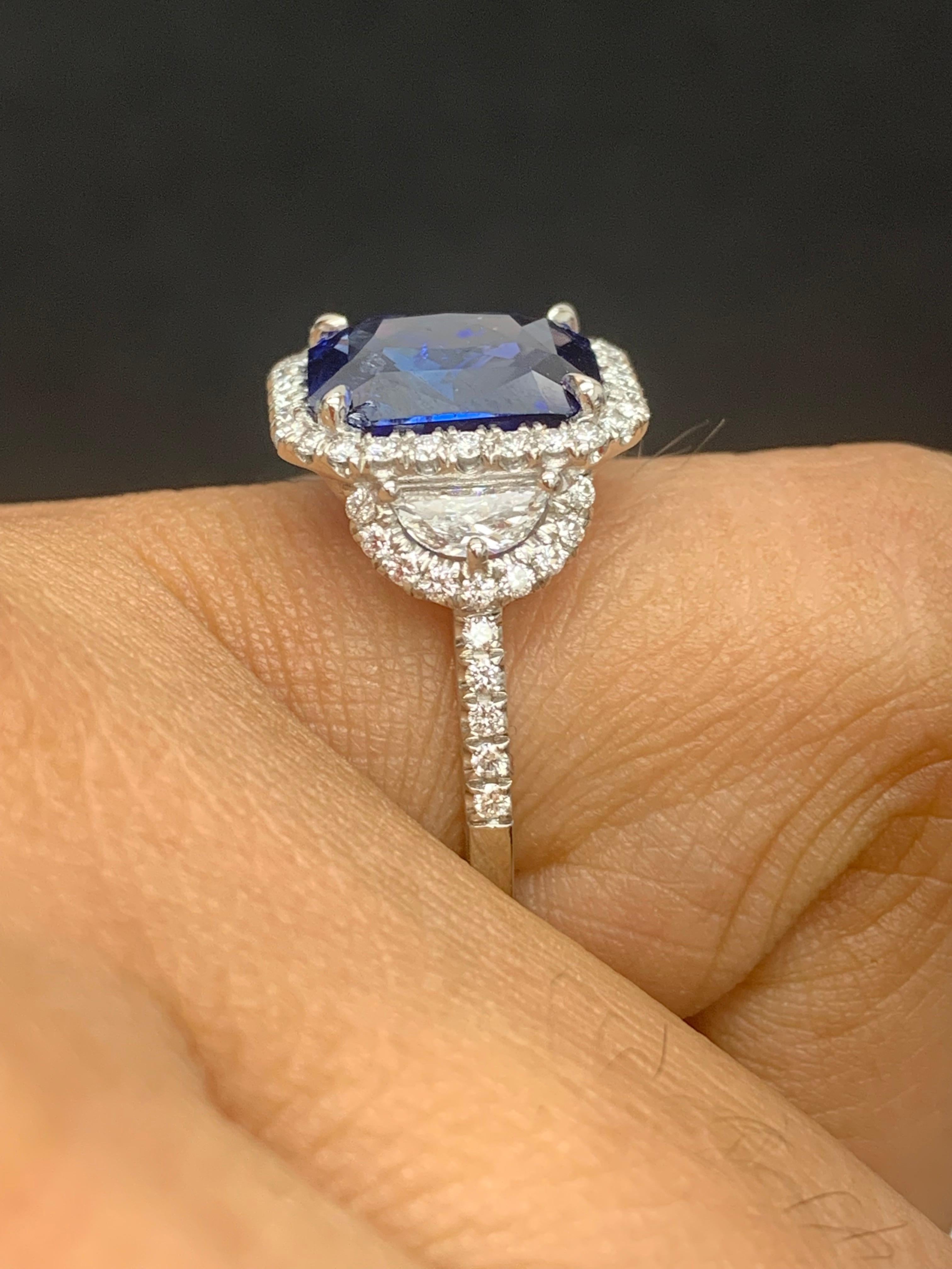 Bague 3 pierres en platine avec saphir taille émeraude et diamant de 4,41 carats, certifiée par le GIA. Pour femmes en vente