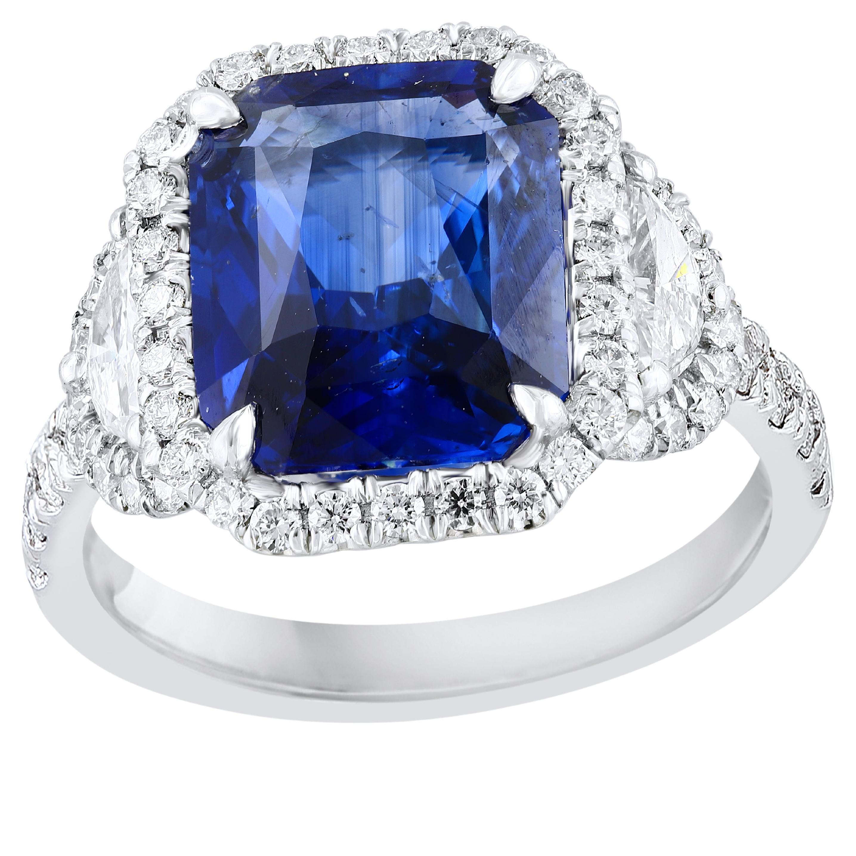 Bague 3 pierres en platine avec saphir taille émeraude et diamant de 4,41 carats, certifiée par le GIA. en vente