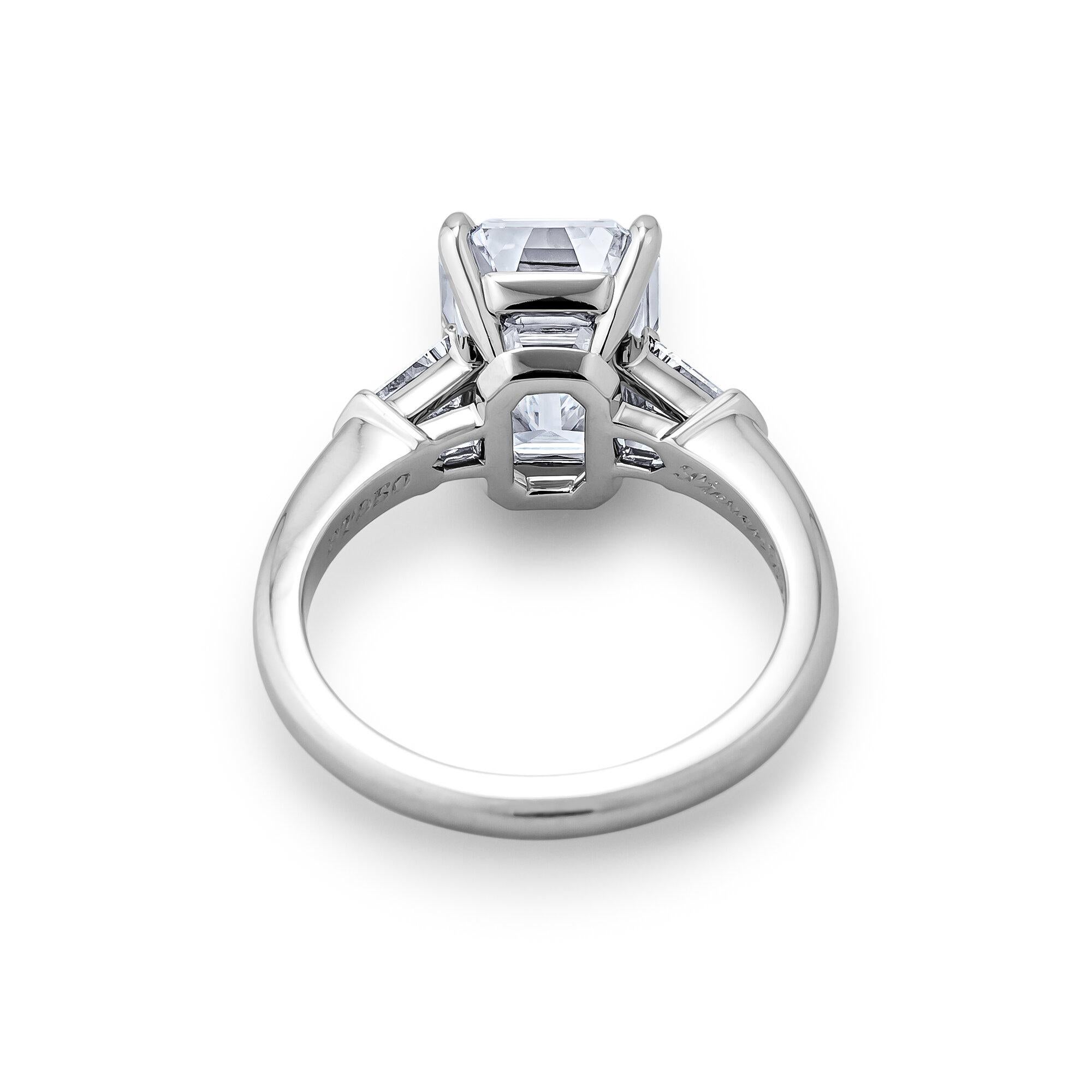 Taille émeraude Bague de fiançailles en platine avec diamant taille émeraude de 4,42 carats en vente