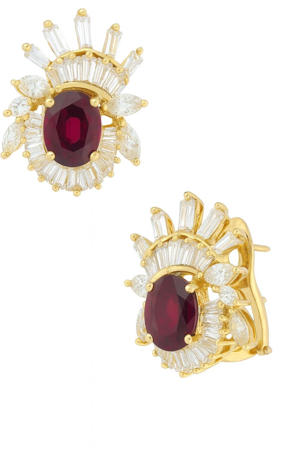 GIA Certified 4.42 Carat Pear Ruby & Diamond  Earrings in 18K Yellow Gold Contemporáneo en venta