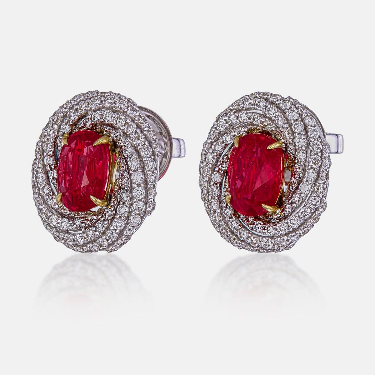 Un paio di raffinati orecchini senza tempo con rubini e diamanti in oro 18 carati. Questo paio di orecchini abbraccia il minimalismo con il suo design semplice, ma allo stesso tempo elegante, adatto a un abbigliamento lifestyle.

- Ci sono due