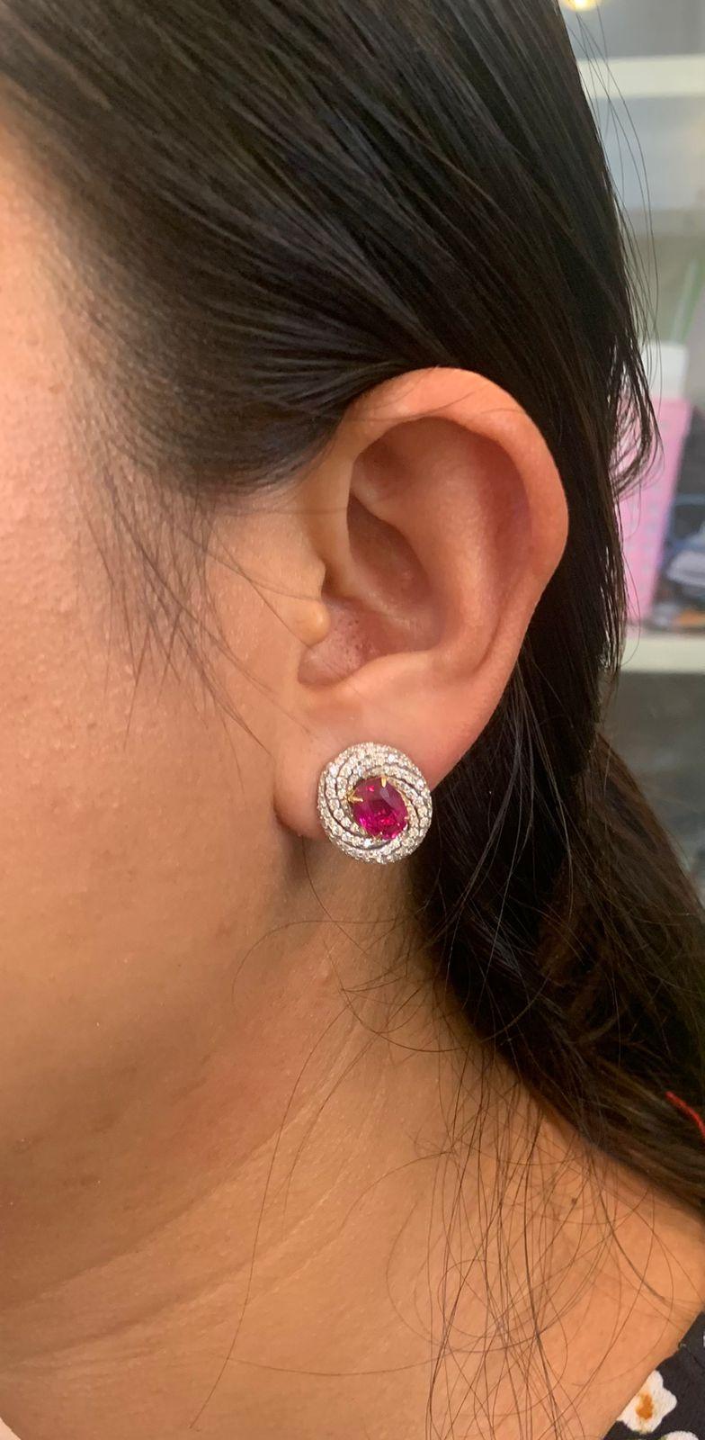 Orecchini di diamanti e rubini birmani senza calore certificati GIA da 4,43 carati In condizioni Nuovo in vendita a Bangkok, TH