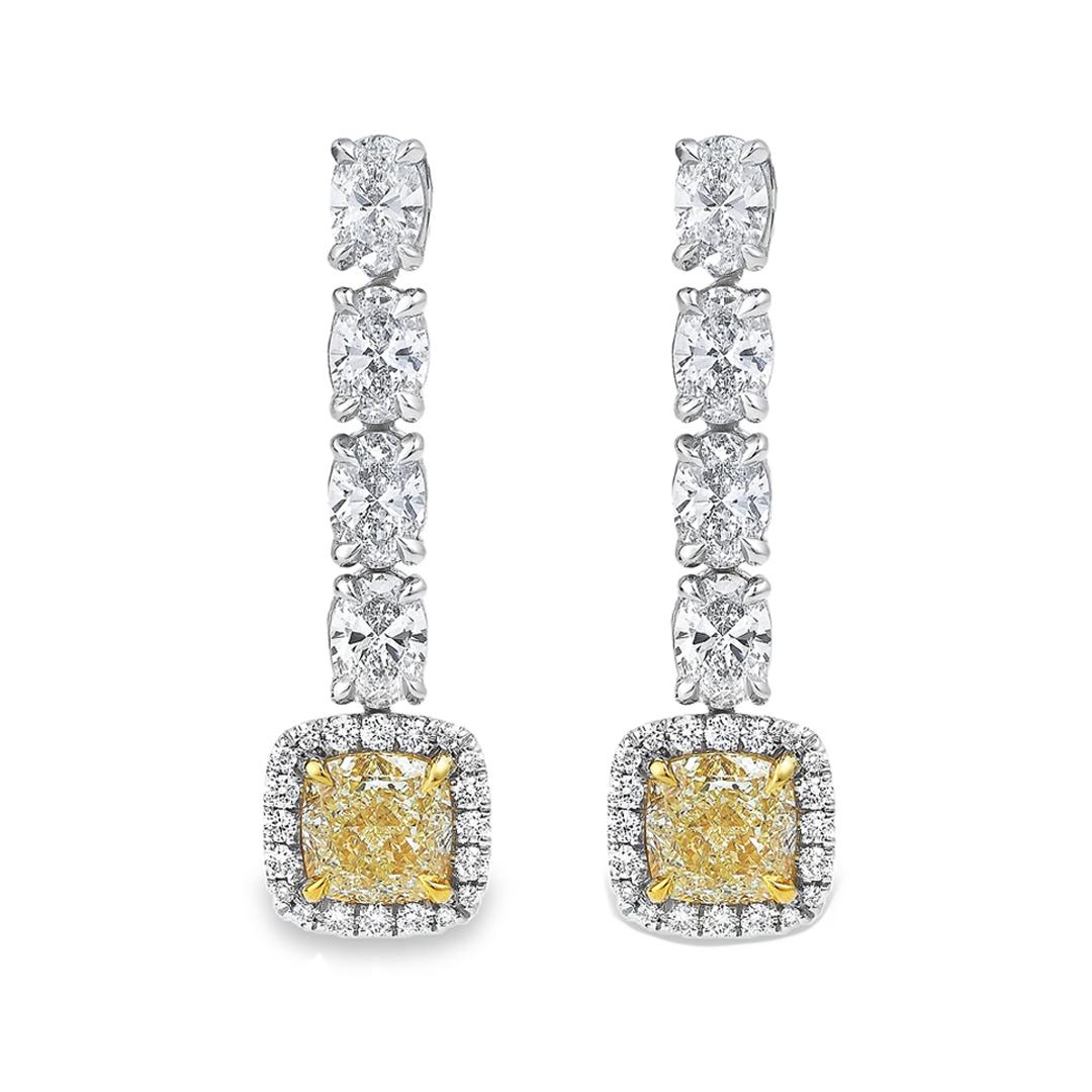 Ces magnifiques boucles d'oreilles présentent deux diamants jaunes certifiés GIA de taille radiant (pureté VVS) pesant 2,20 carats au total, chacun encadré par un halo de diamants ronds de taille brillant pesant 0,20 carat. Ces deux centres sont