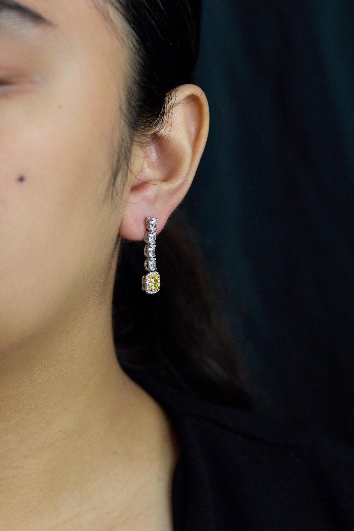 Taille radiant Boucles d'oreilles pendantes en diamant jaune et blanc certifié GIA de 4,44 carats au total, taille mixte en vente