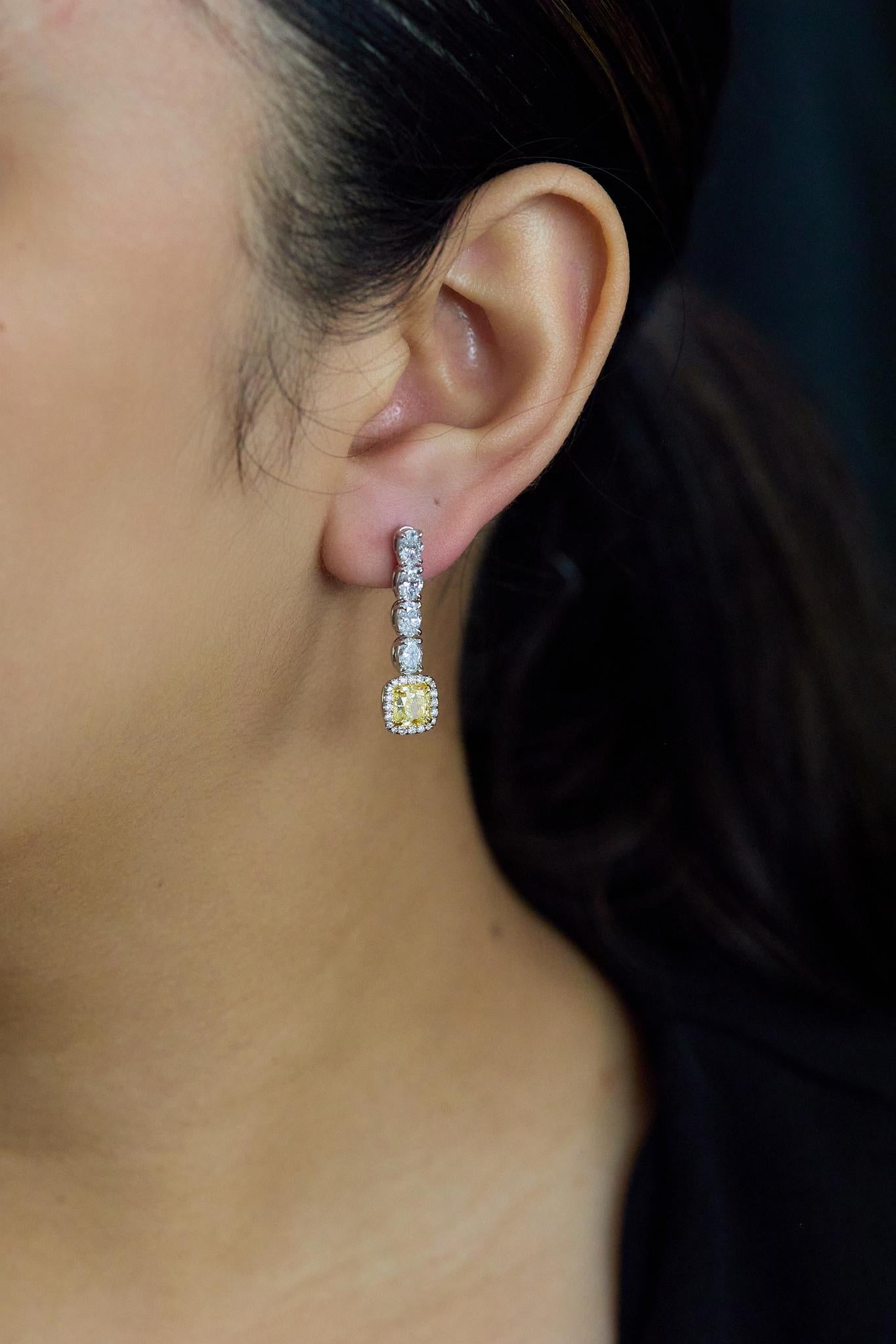 Boucles d'oreilles pendantes en diamant jaune et blanc certifié GIA de 4,44 carats au total, taille mixte Neuf - En vente à New York, NY