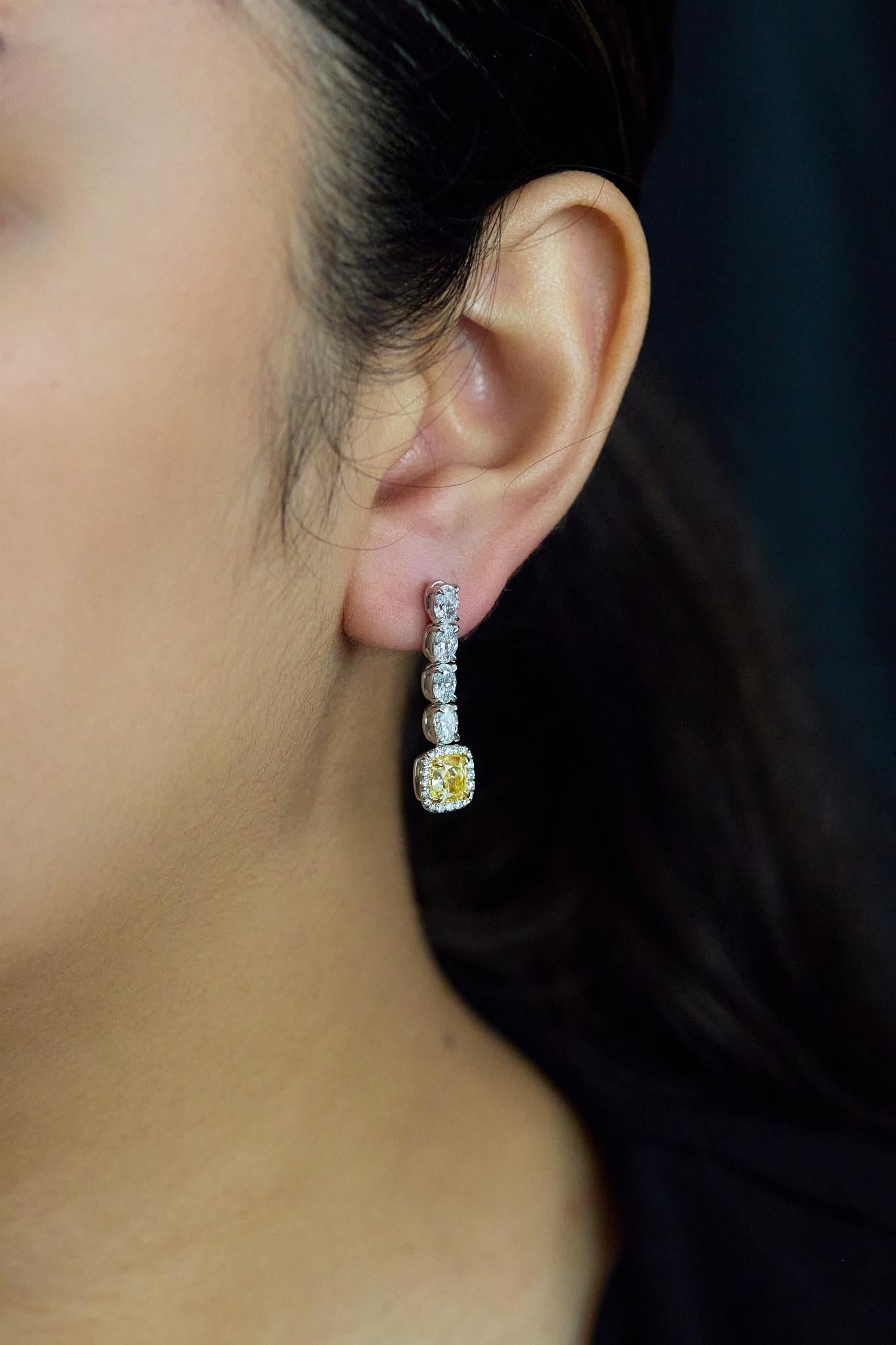 Boucles d'oreilles pendantes en diamant jaune et blanc certifié GIA de 4,44 carats au total, taille mixte Pour femmes en vente