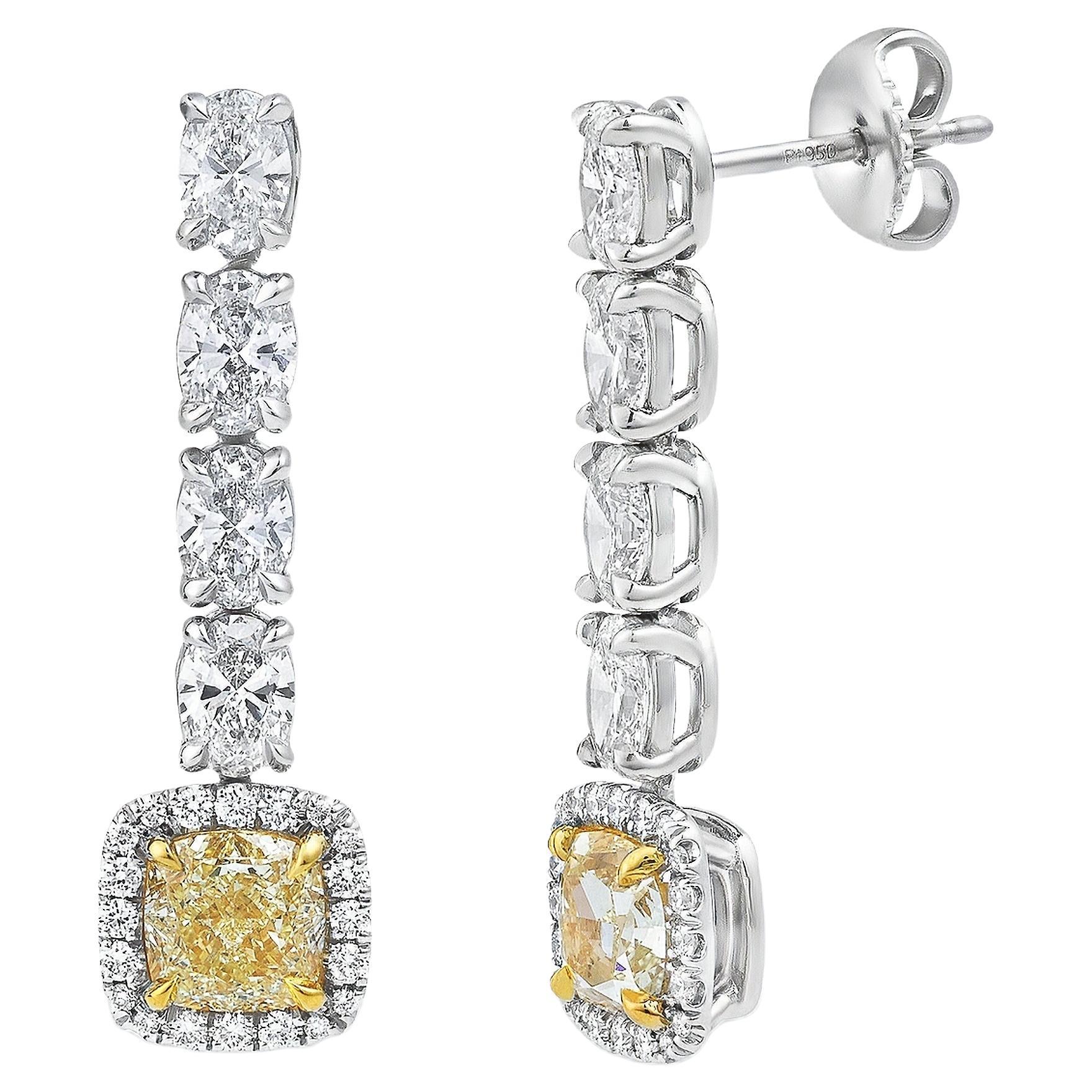Boucles d'oreilles pendantes en diamant jaune et blanc certifié GIA de 4,44 carats au total, taille mixte en vente